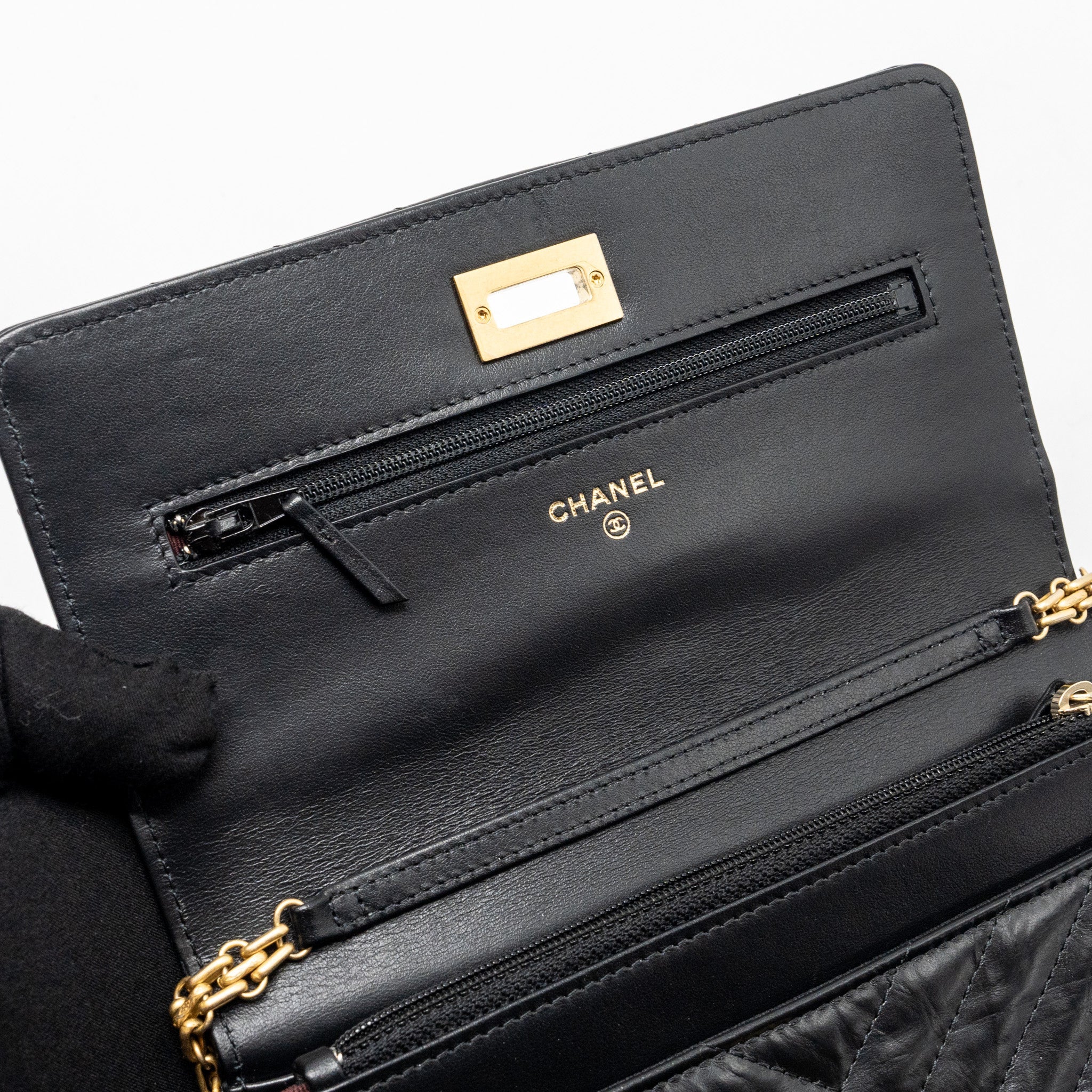 Chanel Chevron 2.55 reissue wallet on Chain aged calfskin black  (microchip)