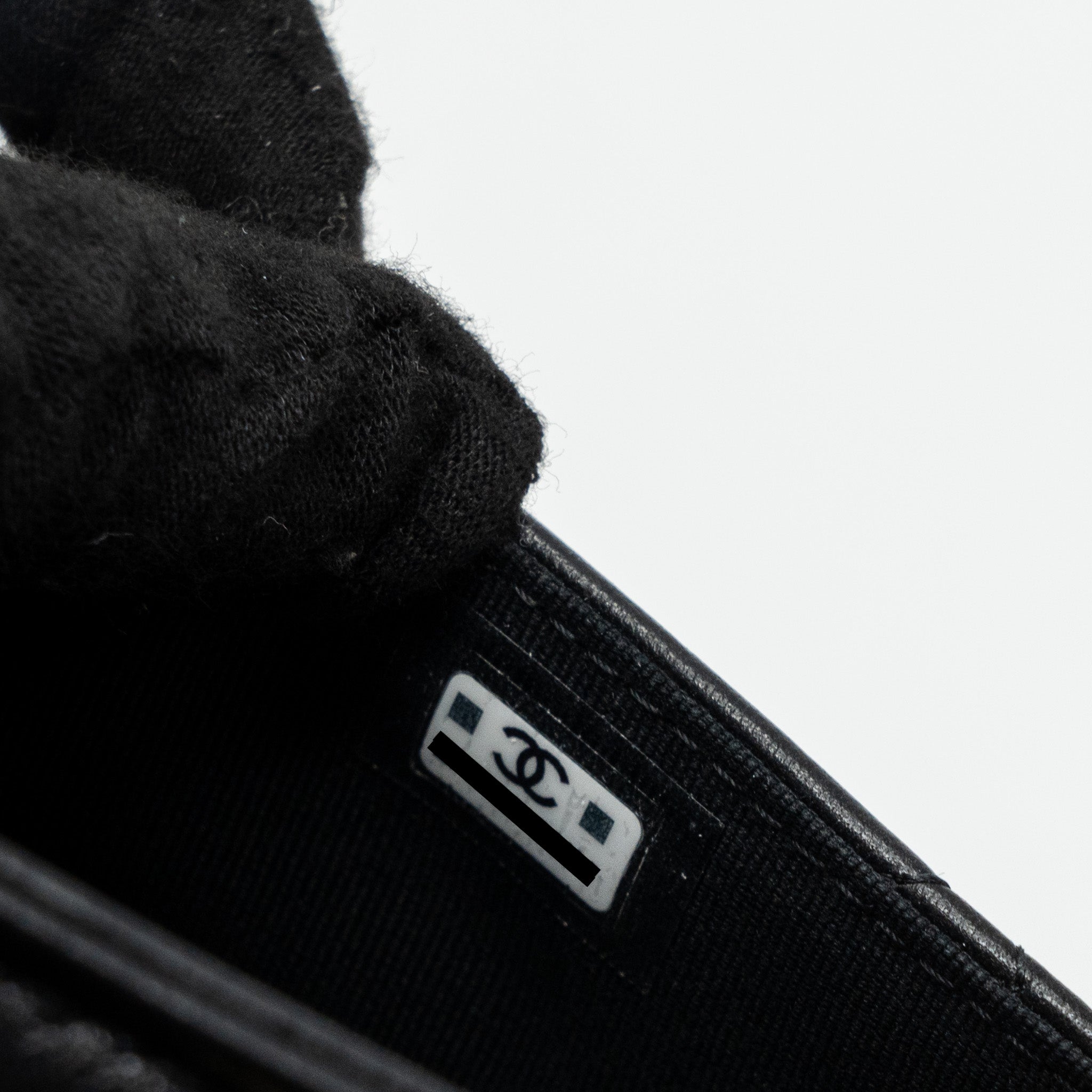 Chanel 19 flap card holder lambskin black  (microchip)