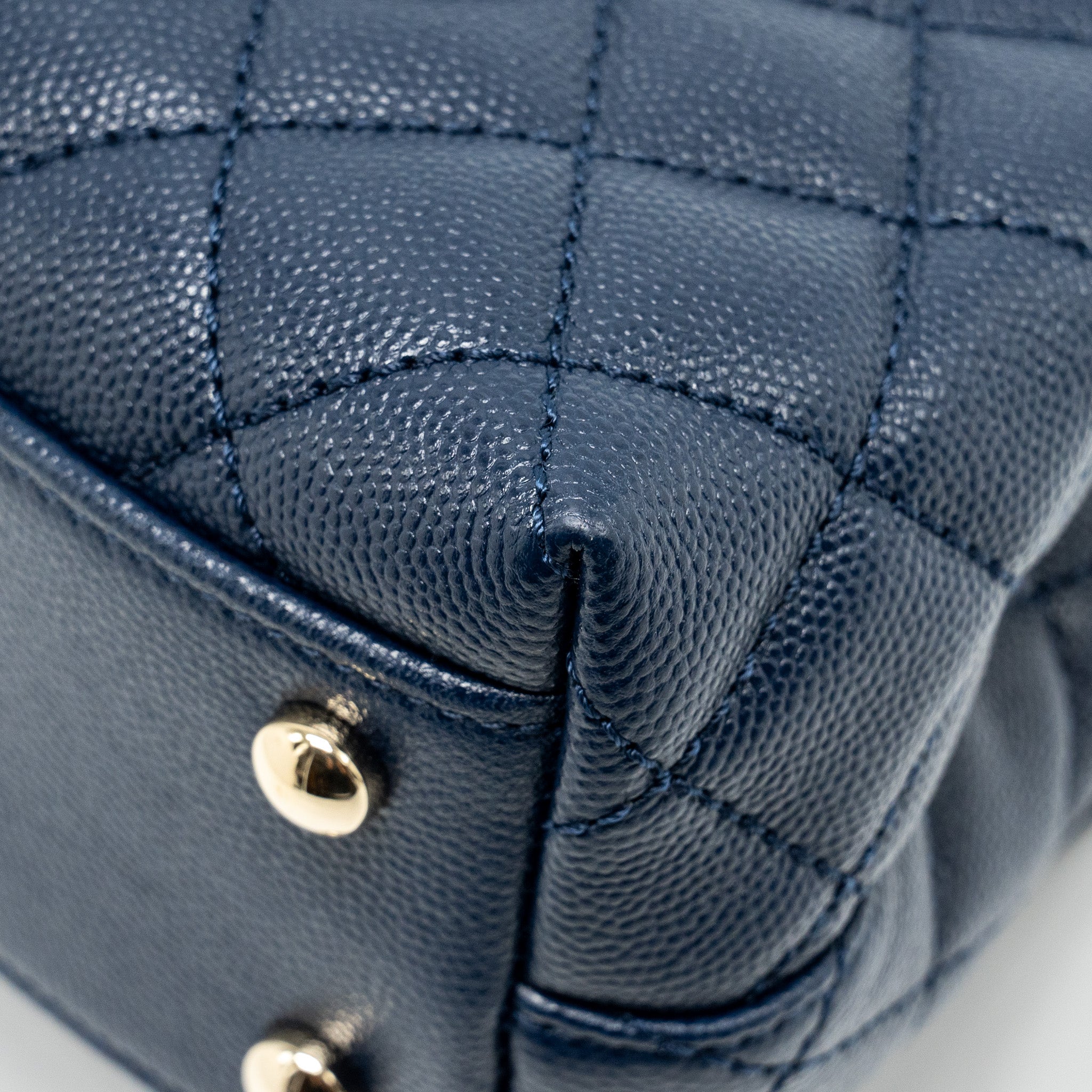 CHANEL Small Coco With Lizard Embossed Handle Caviar Navy L (Microchip)