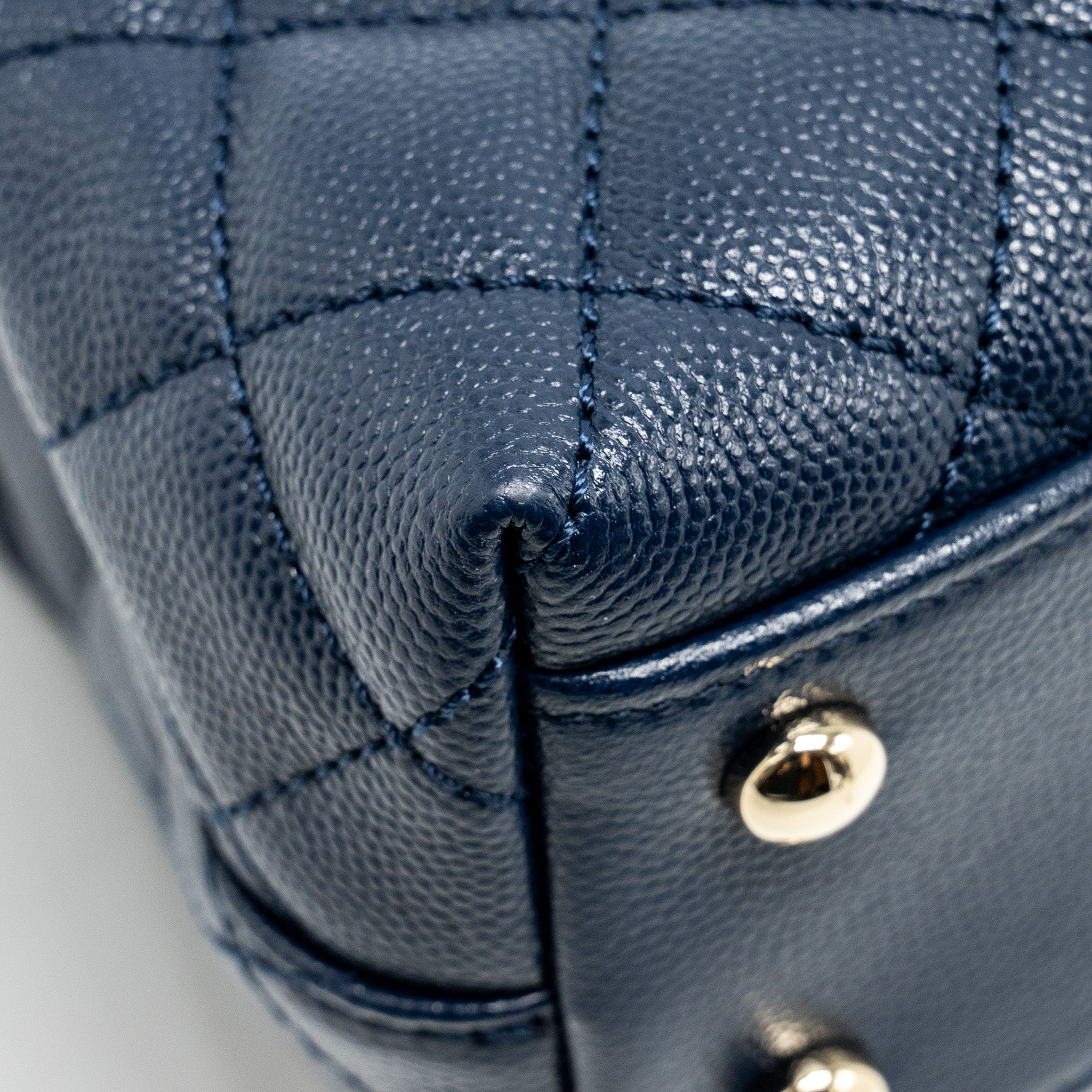 CHANEL Small Coco With Lizard Embossed Handle Caviar Navy L (Microchip)