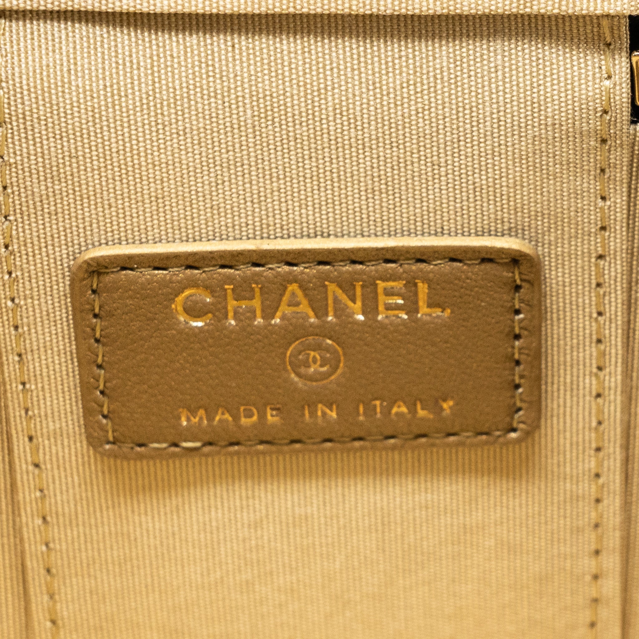 Chanel pearl crush mini vanity with chain lambskin black