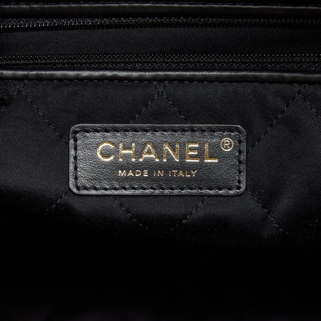 Chanel 22 Handbag Shiny Calfskin Black