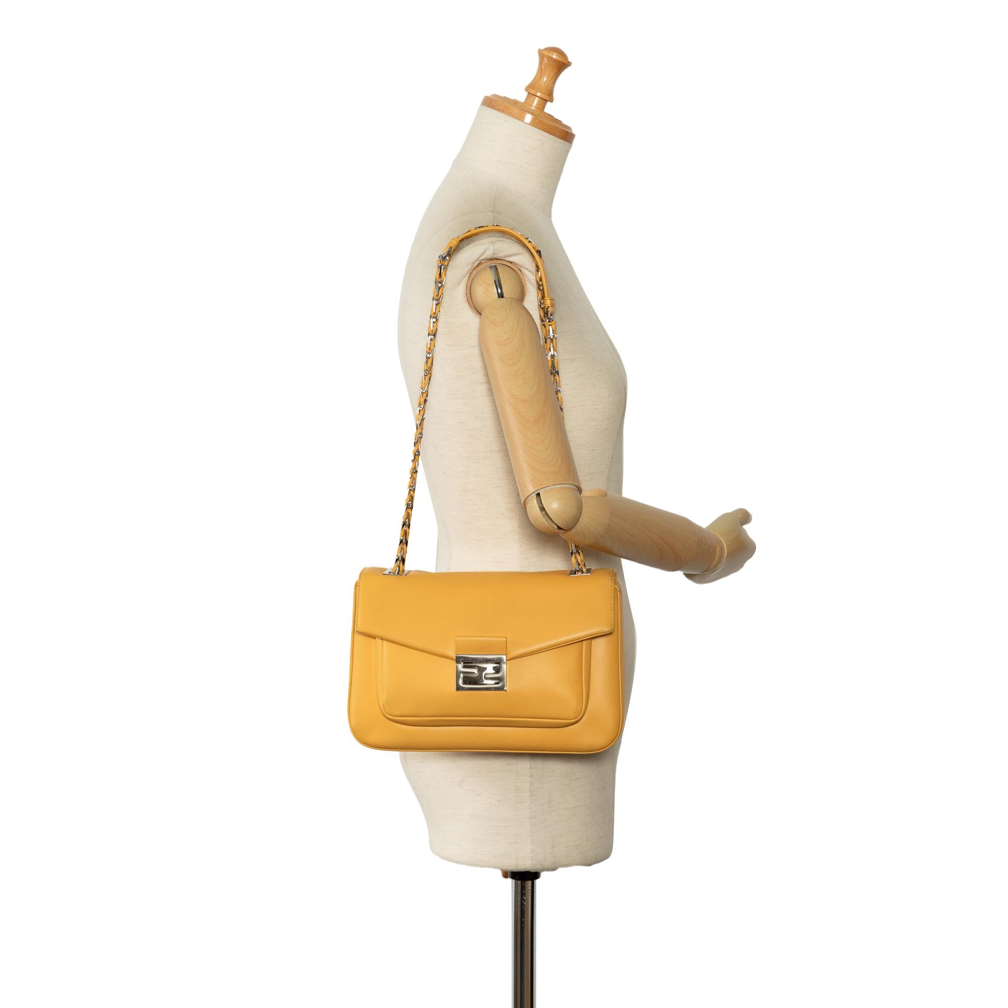 Fendi BeBaguette Chain Bag (SHG-tRxsIj)