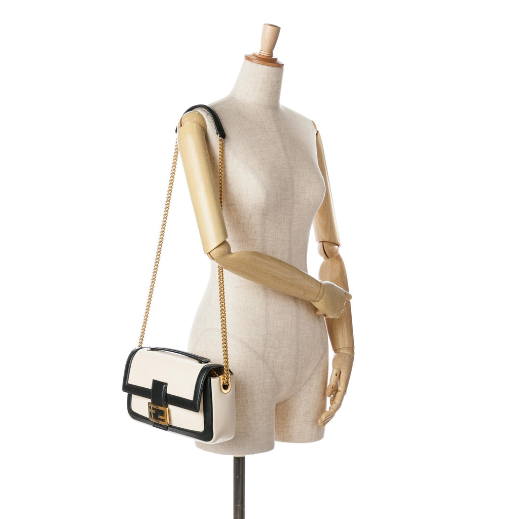 Fendi Bicolor Leather Chain Midi Baguette (SHG-dW85u0)