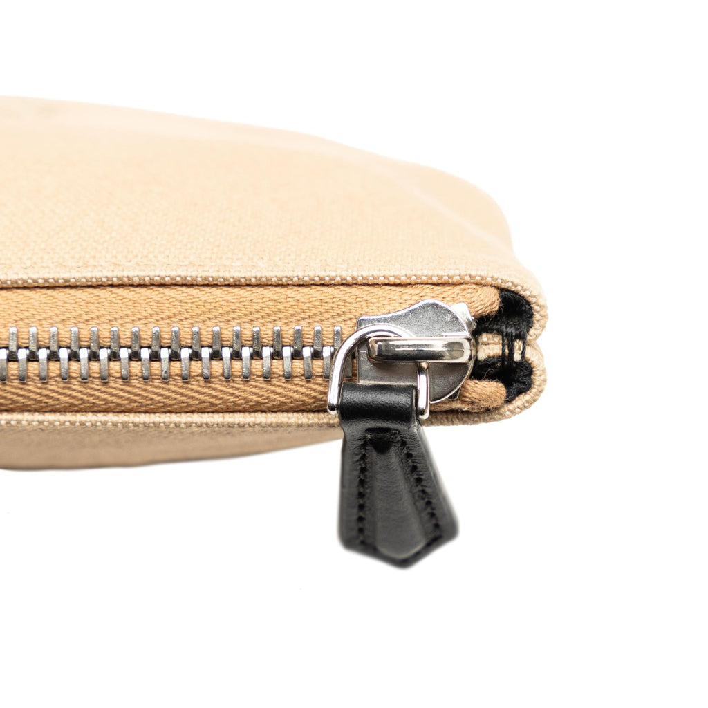 Fendi Canvas Roma Clutch (SHG-oJP68f)