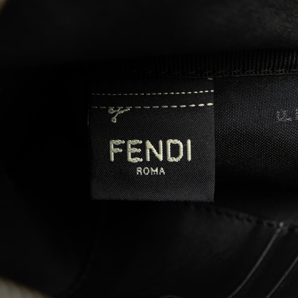 Fendi Canvas Roma Clutch (SHG-oJP68f)