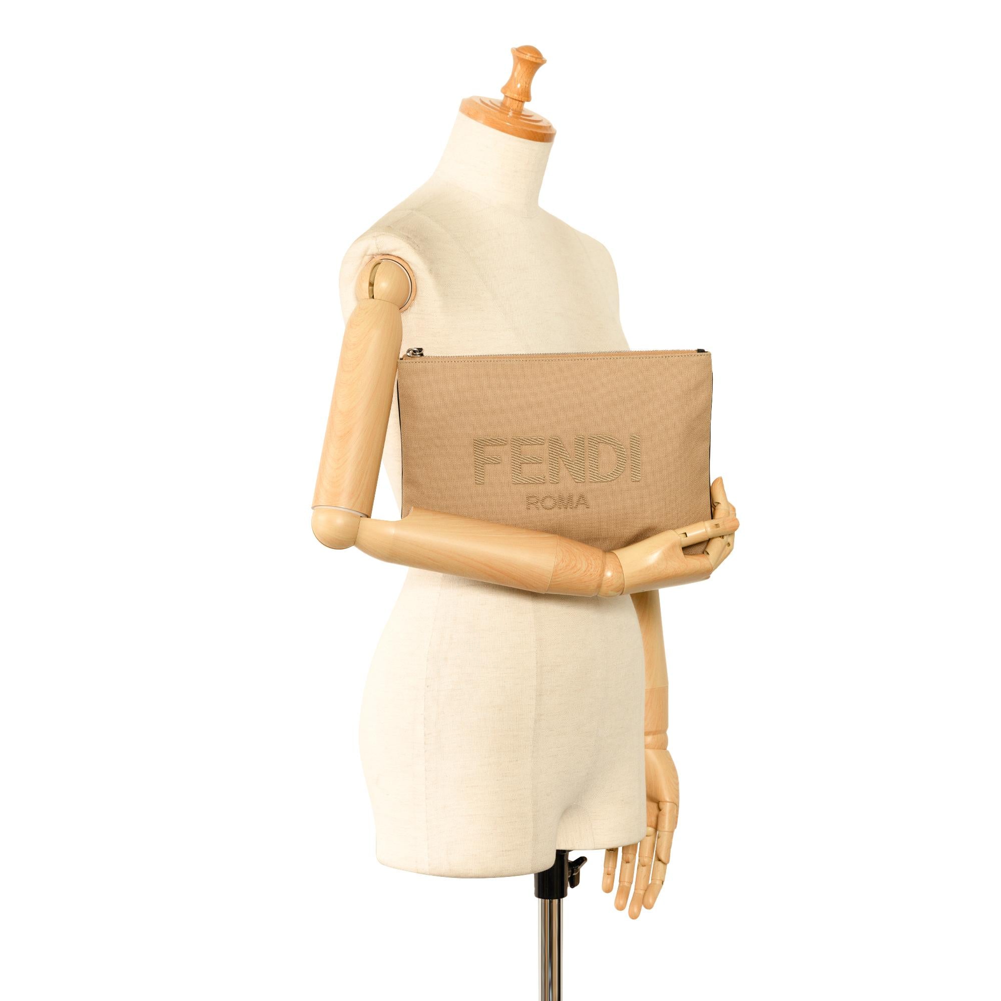 Fendi Canvas Roma Clutch (SHG-oJP68f)