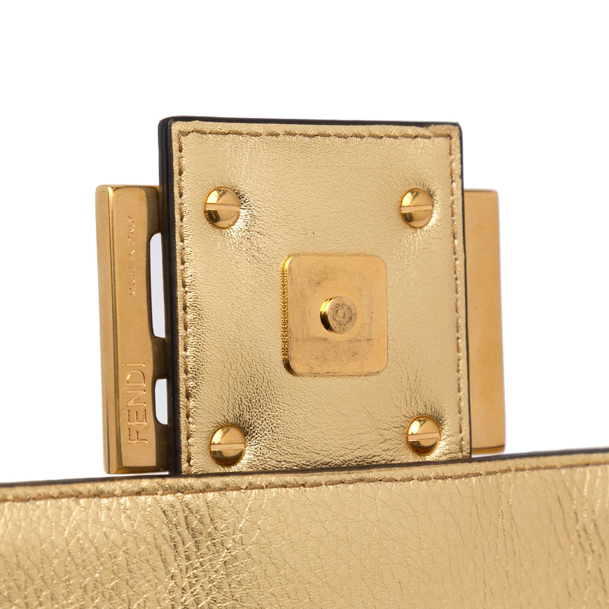 Fendi Large Embossed Zucca Baguette (SHG-ZcKJ66)
