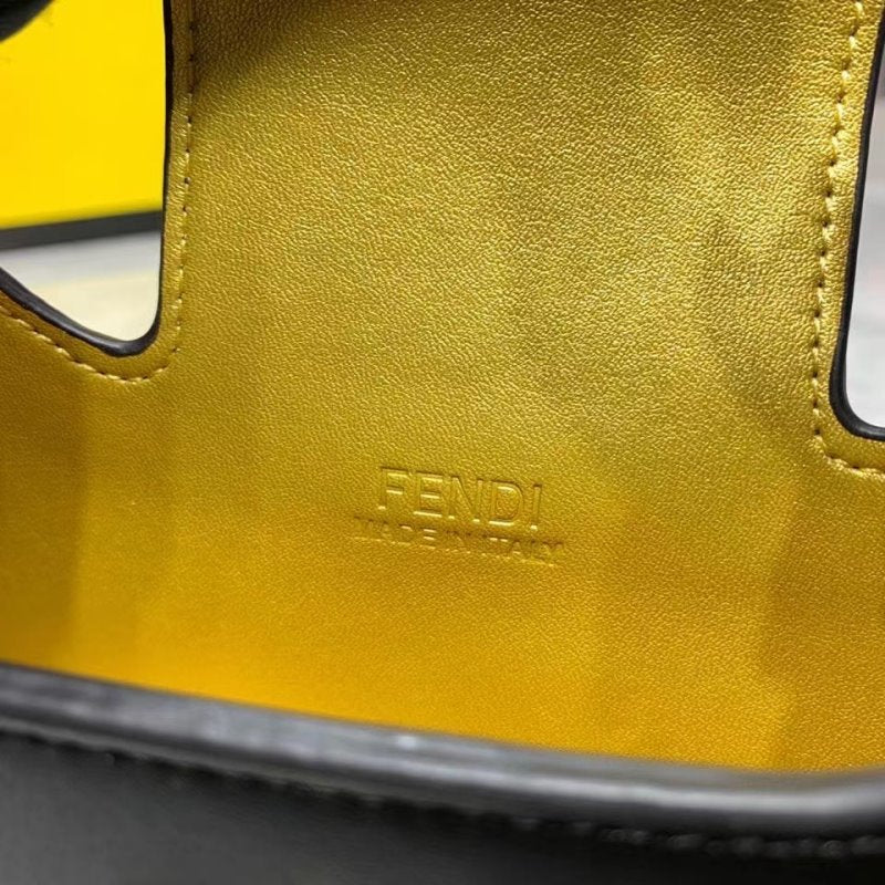 حقيبة هلال صغيرة من فيندي BFND10002