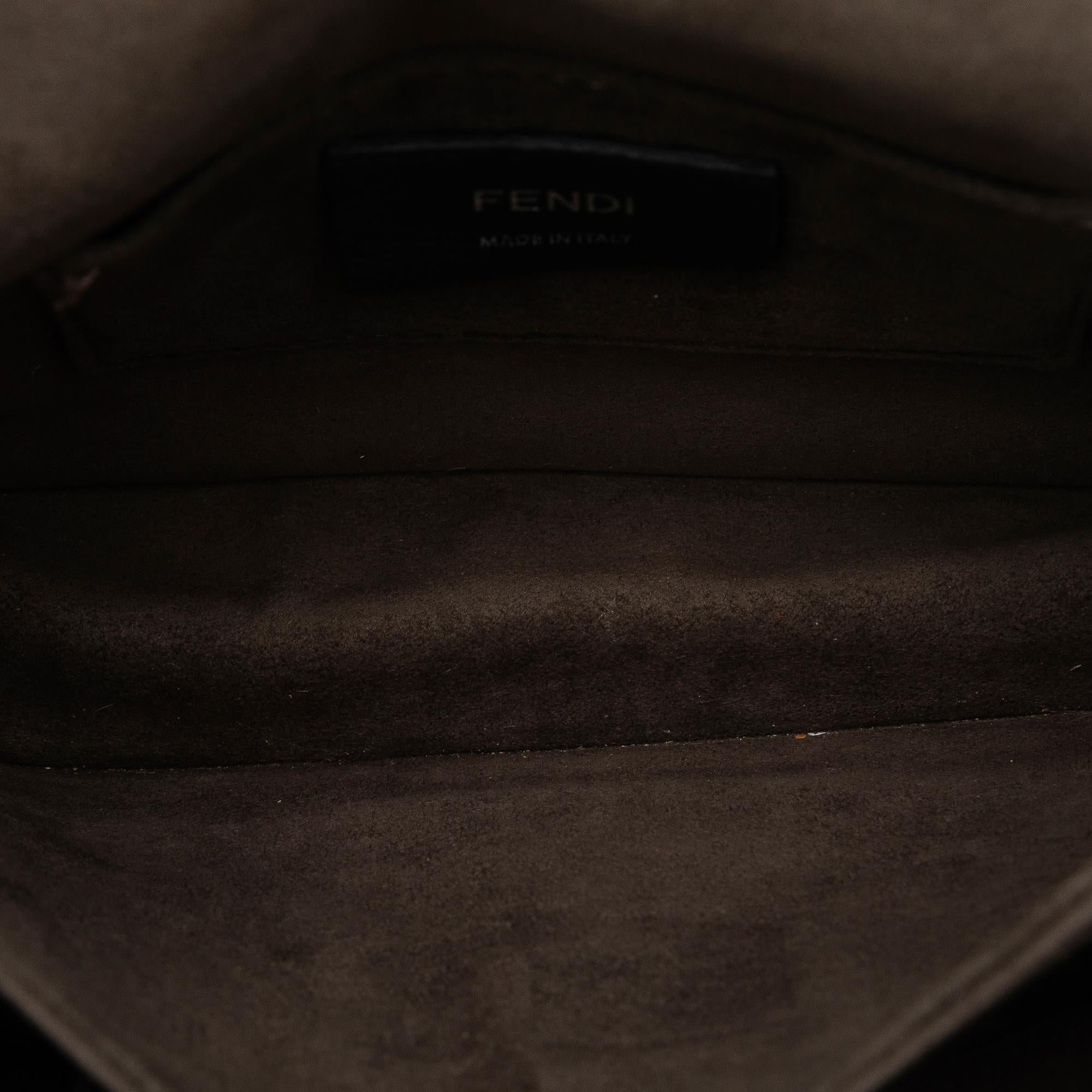 Fendi Studded Scalloped Kan I Crossbody (SHG-jNlaT0)