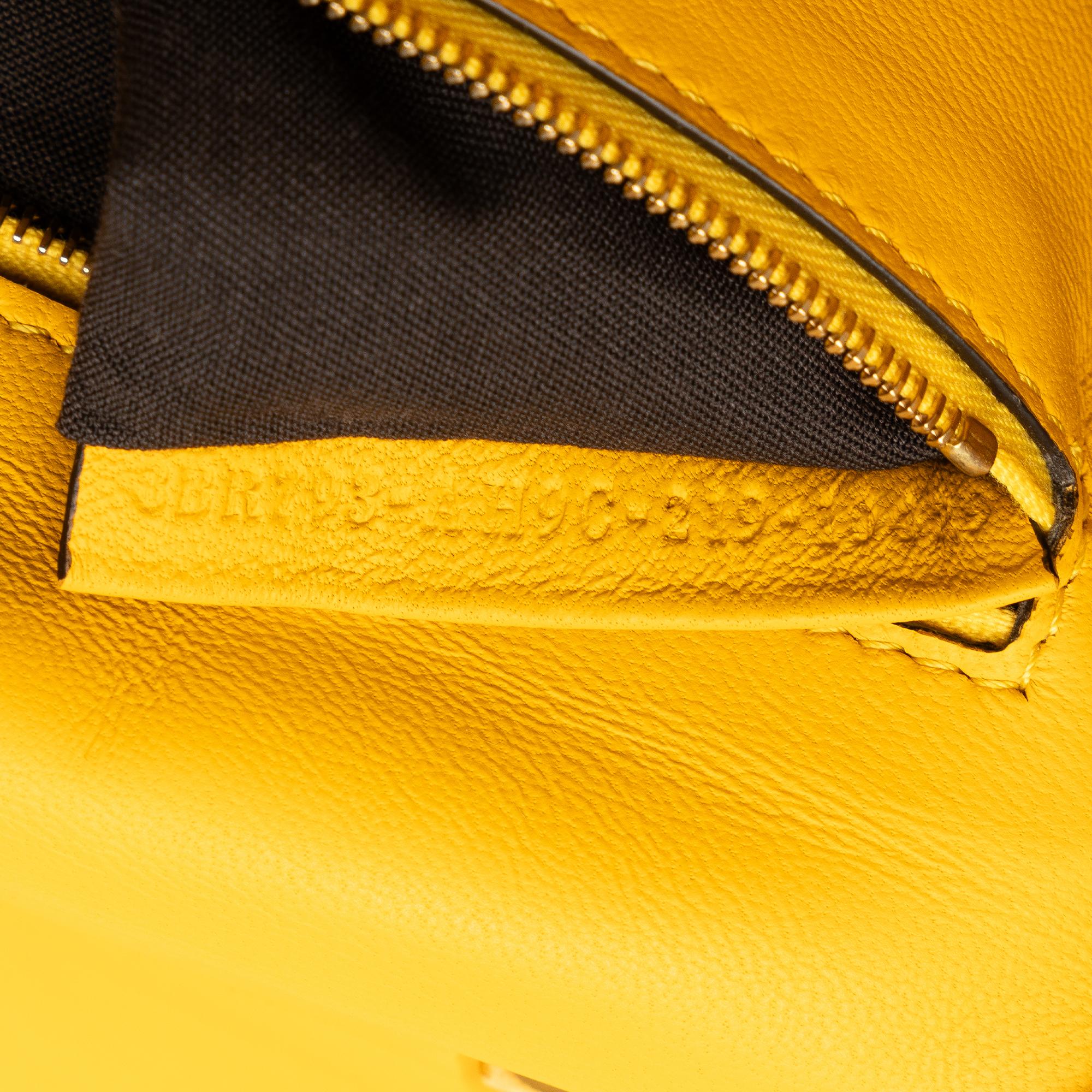 Fendi Zucca Embossed Chain Midi Baguette (SHG-nTVlfa)