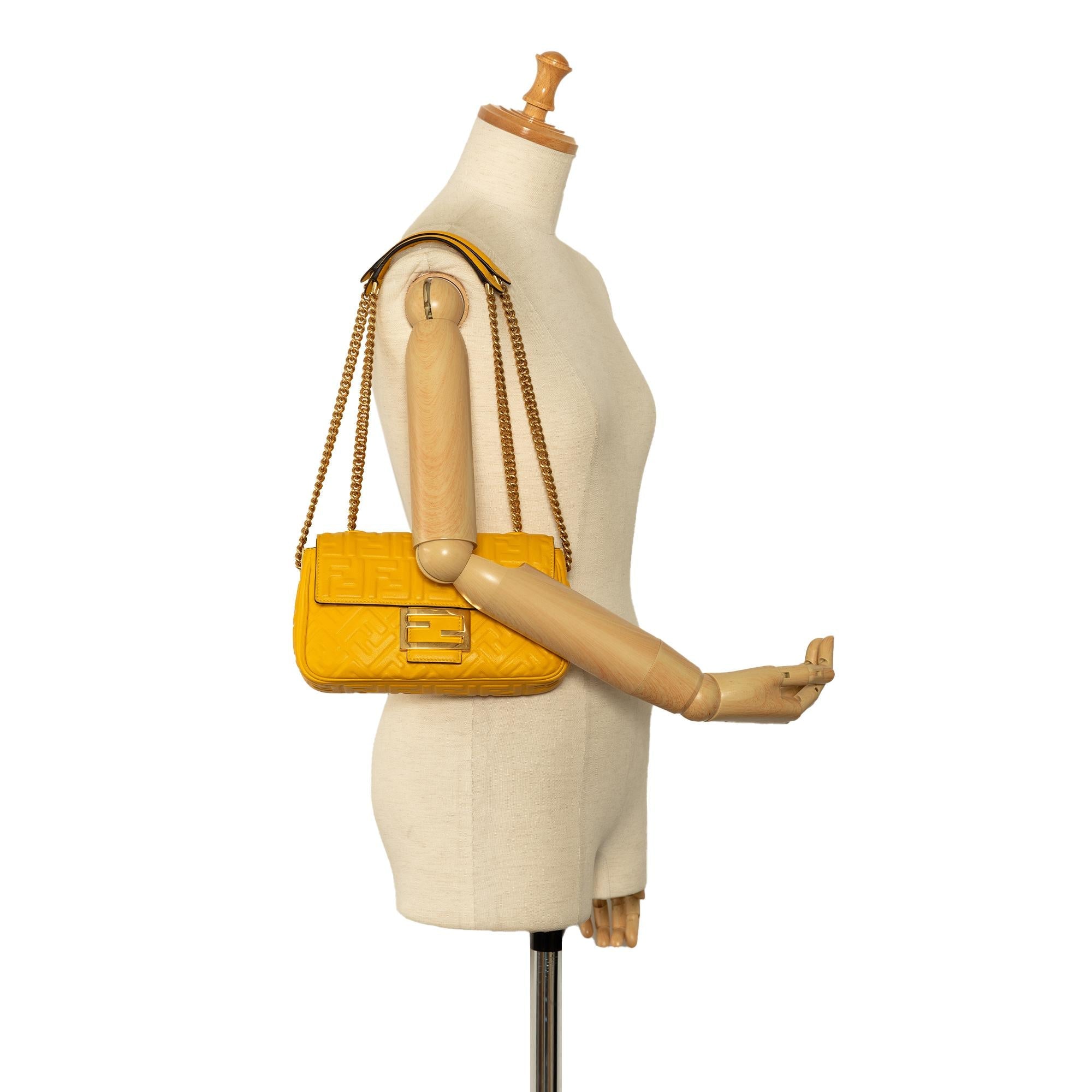 Fendi Zucca Embossed Chain Midi Baguette (SHG-nTVlfa)