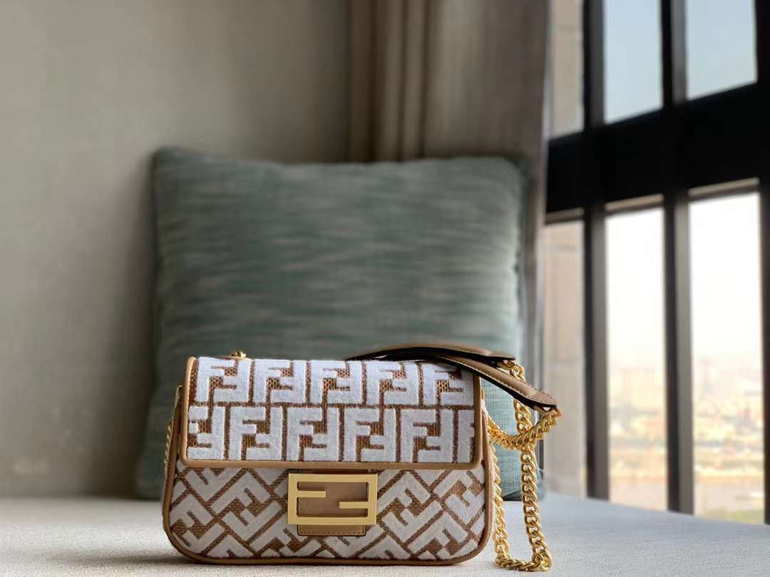 حقيبة باجيت متوسطة من بندي WB001413