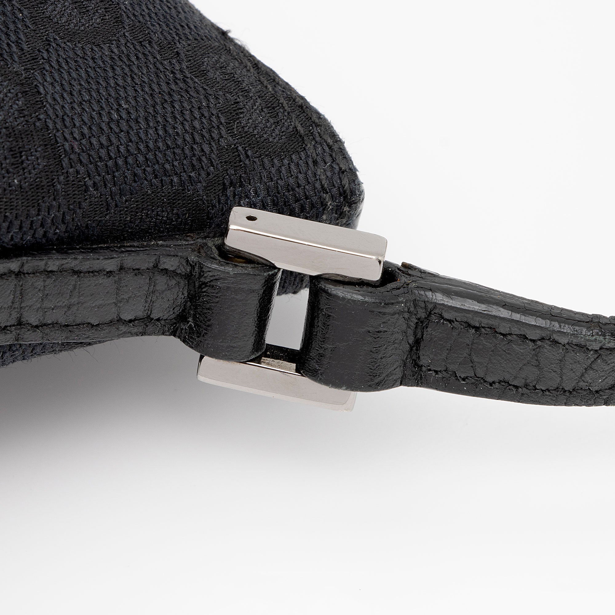 Gucci GG Canvas Classic Pochette (SHF-8YZvvs)
