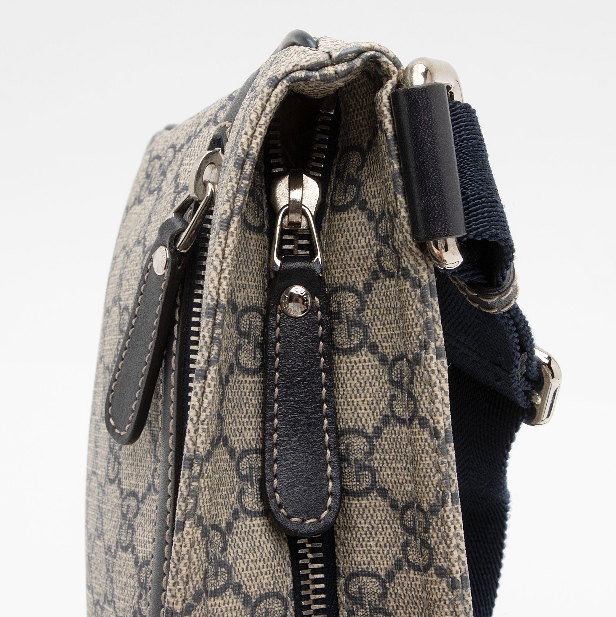 Gucci GG Canvas Flat Messenger Bag (SHF-KV7N6r)