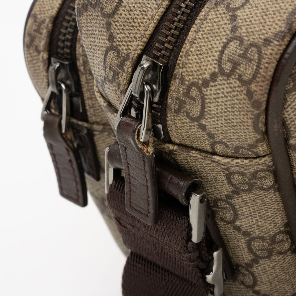 Gucci GG Supreme Classic Small Camera Bag (SHF-fqjHTG)