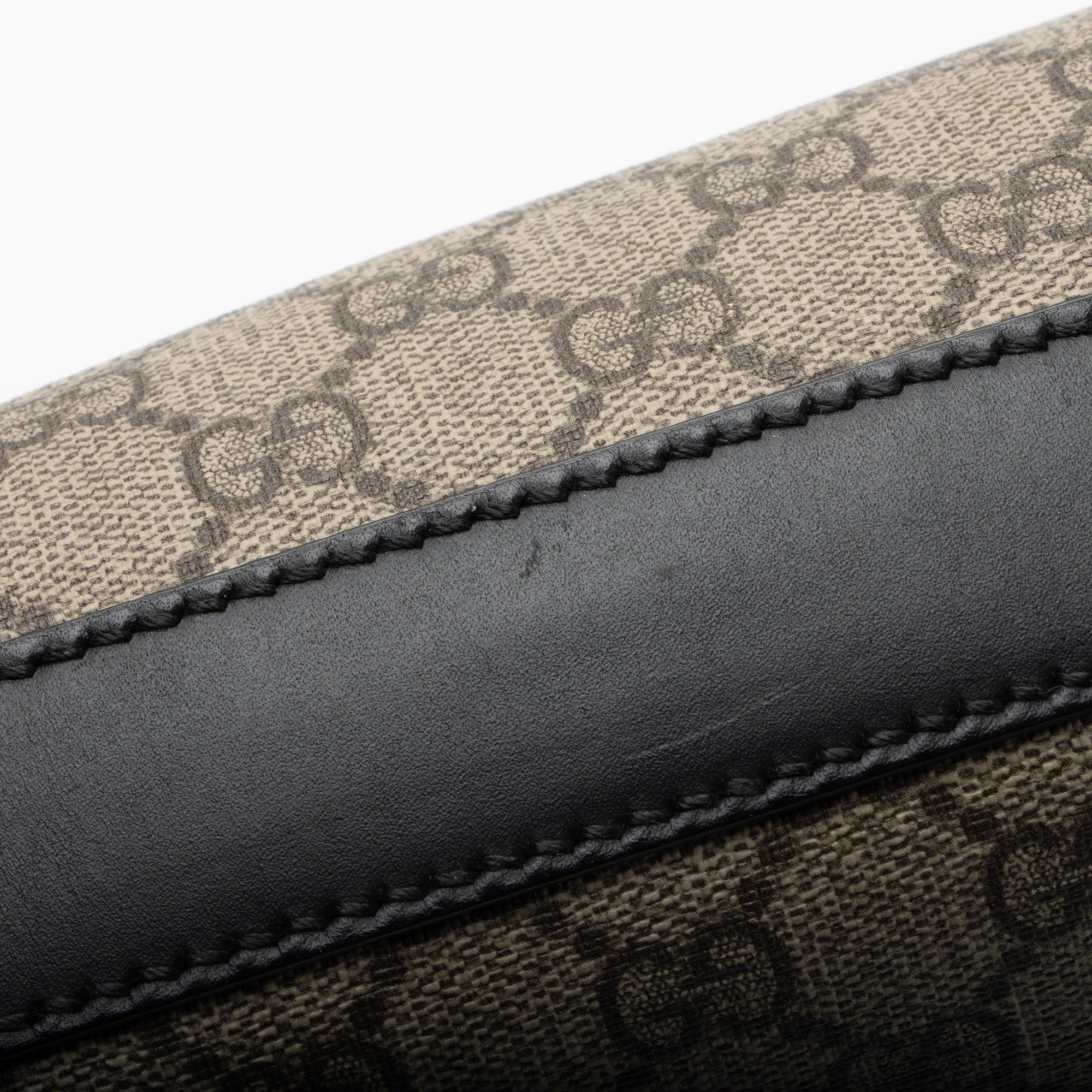 Gucci GG Supreme Flat Front Zip Messenger (SHF-7C0ZEs)