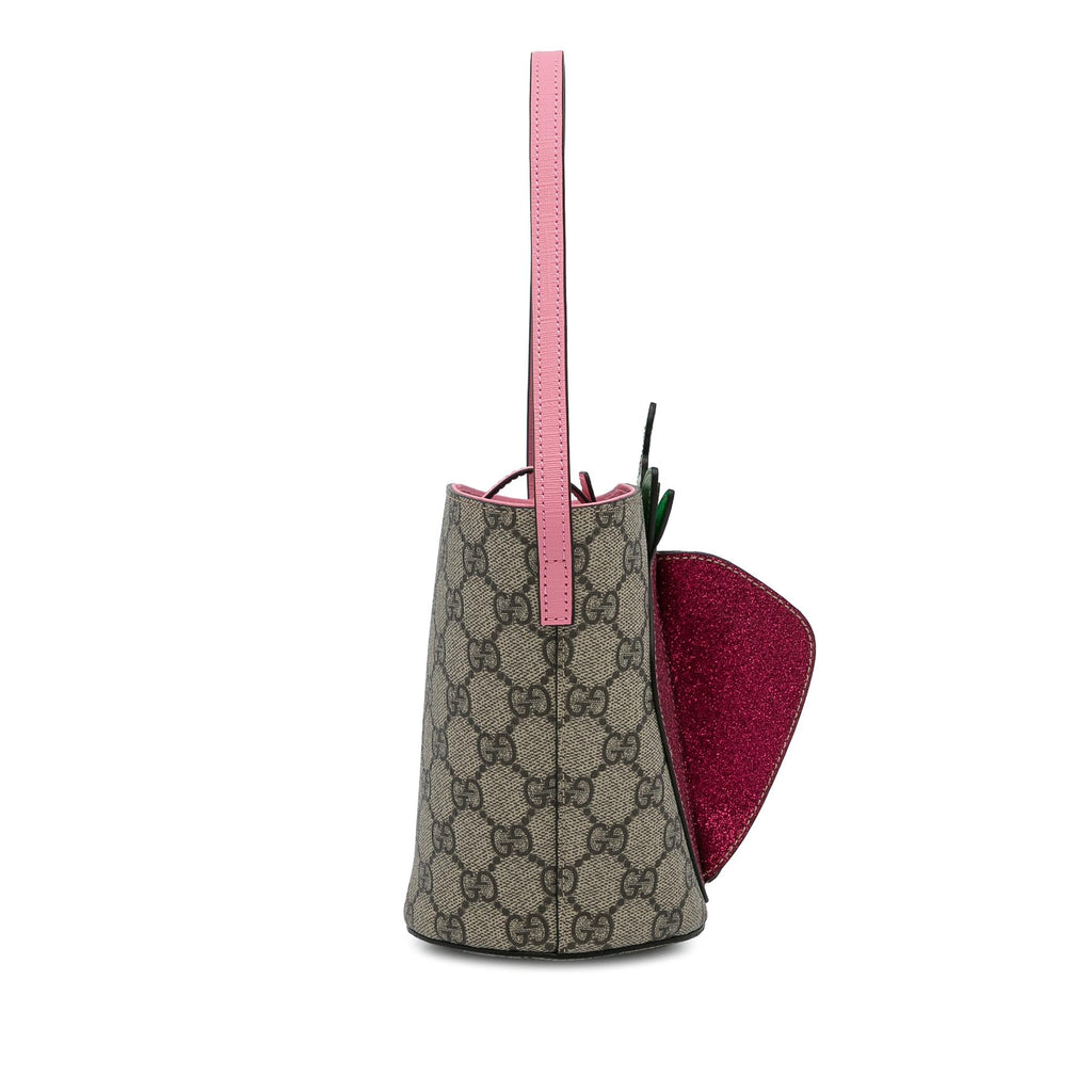 Gucci GG Supreme Kids Strawberry Bucket Bag (SHG-TqqNA8)