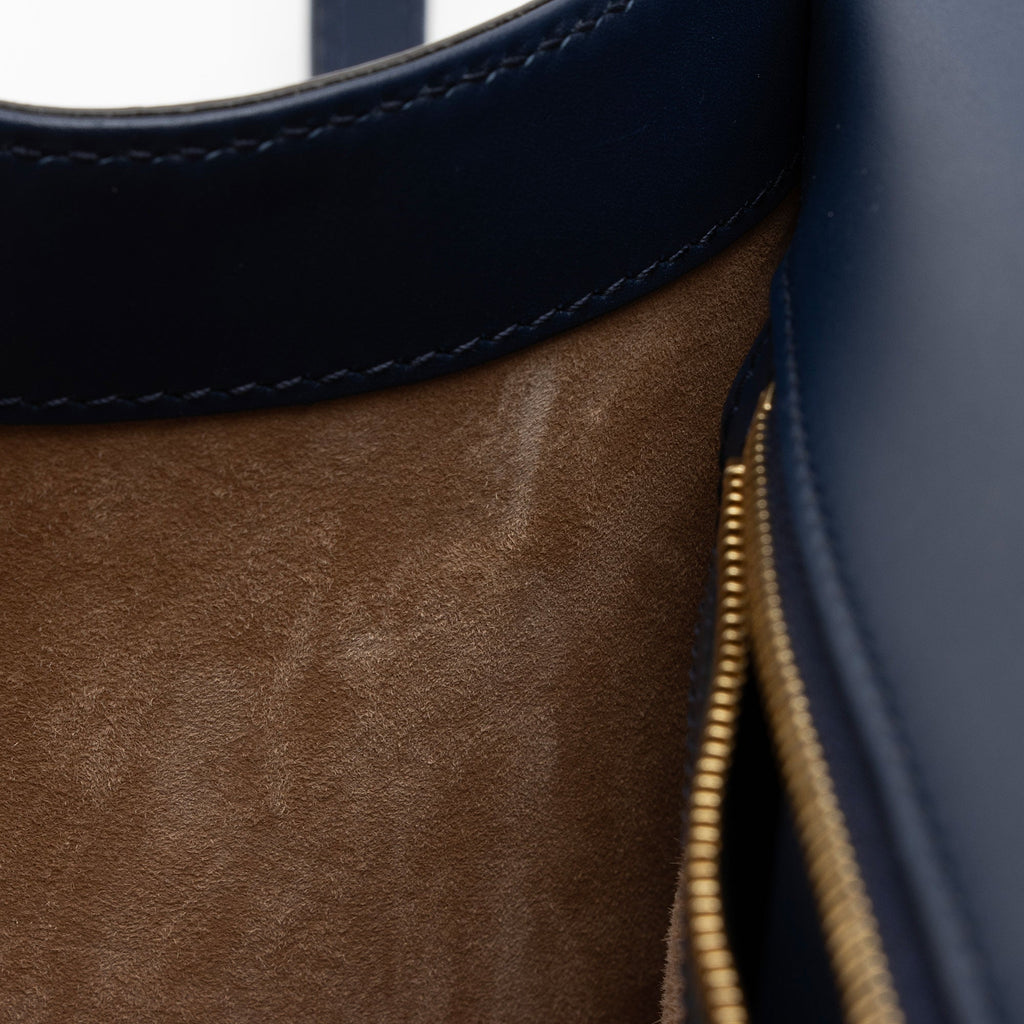 Gucci Leather Sylvie Medium Top Handle (SHF-s5Ji15)