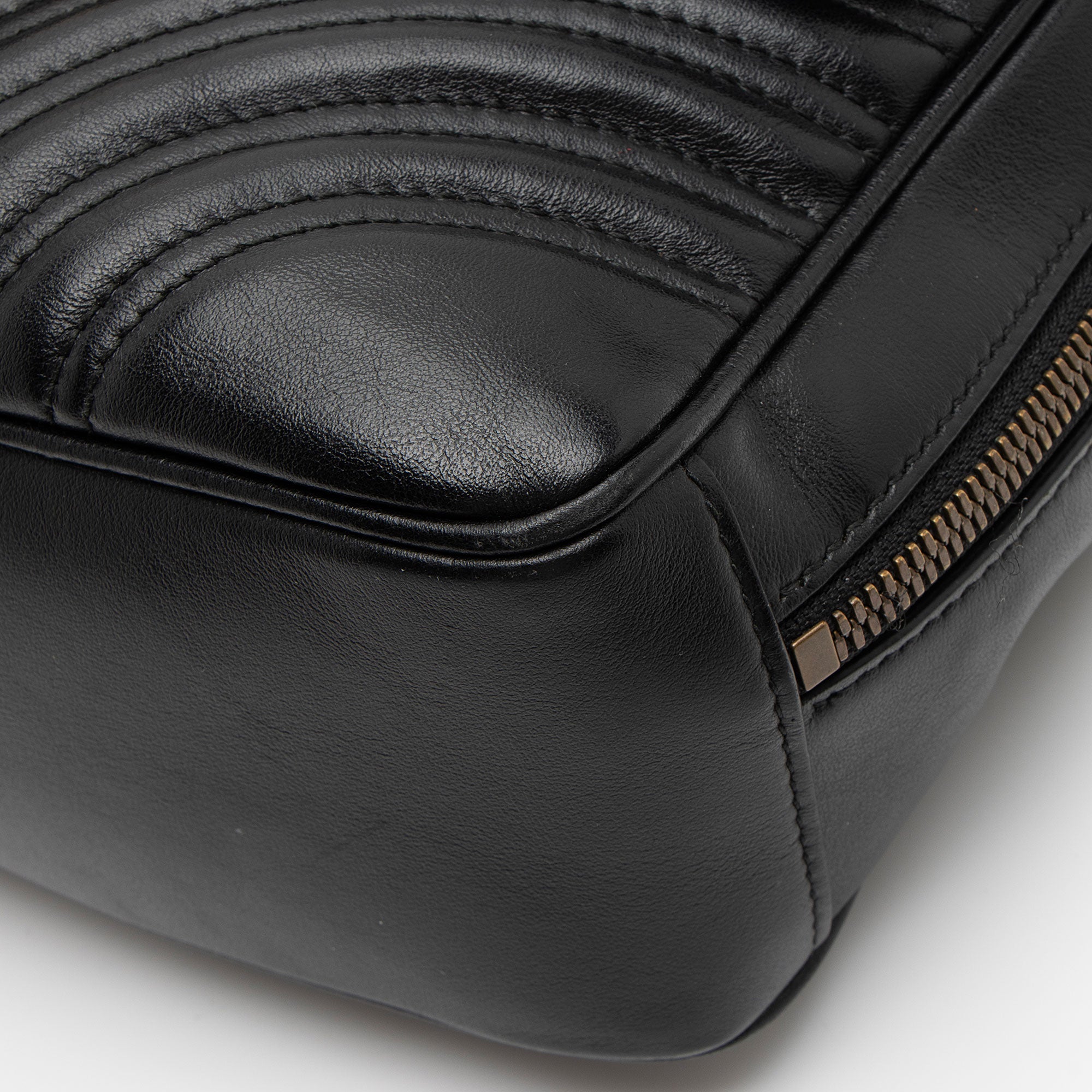 Gucci Matelasse Leather GG Marmont Zip Around Top Handle (SHF-aqAv76)