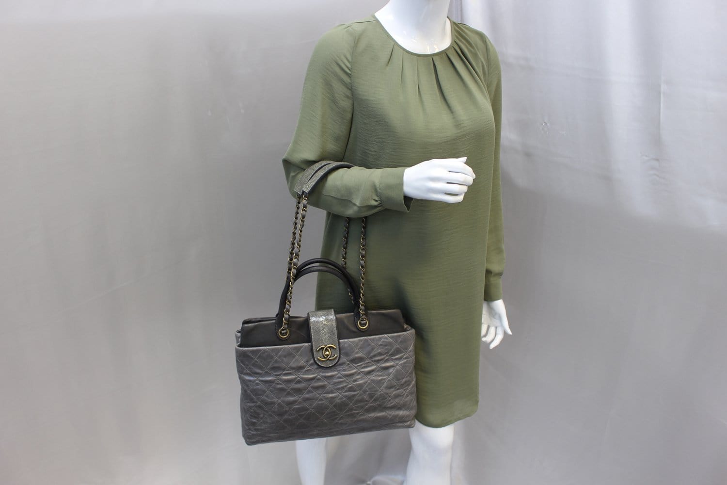 CHANEL Grey Quilted Calfskin Leather Stingray Bindi CC Shopper Tote Bag