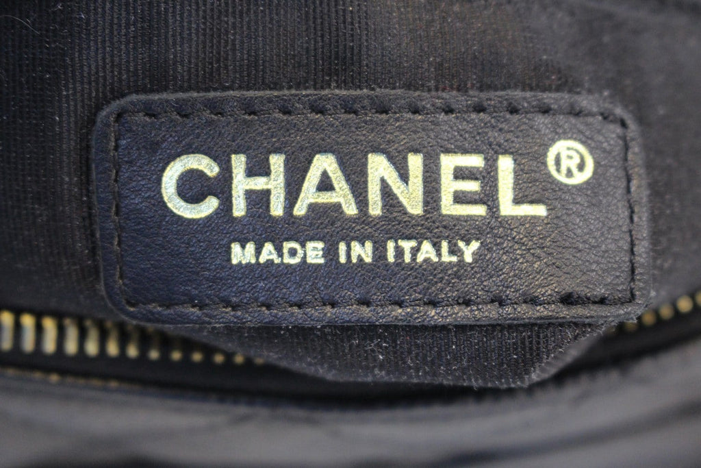 Chanel Shoulder Bag - CHANEL Black Sac Divers Mini Caviar
