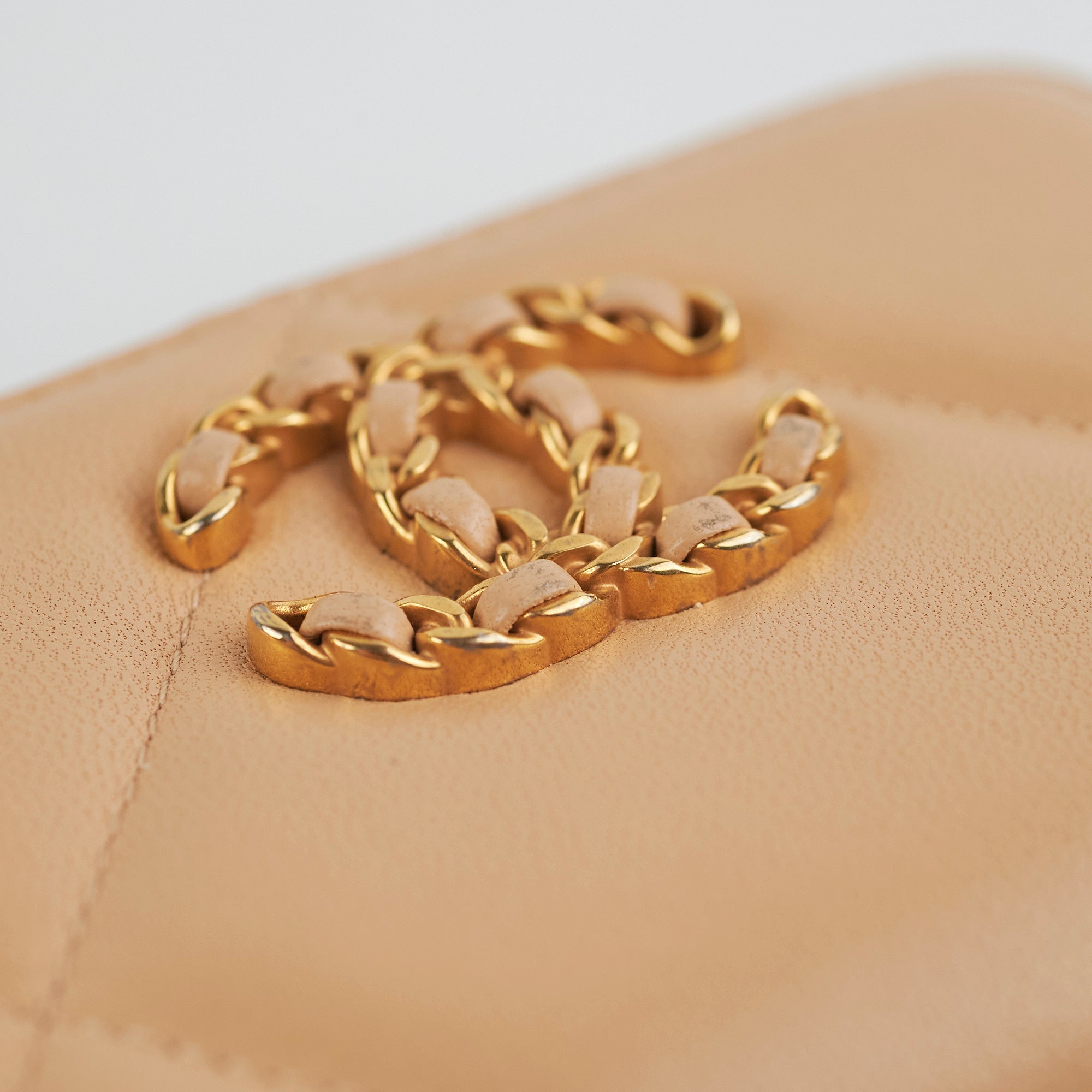 Chanel 19 Zip Cardholer Beige