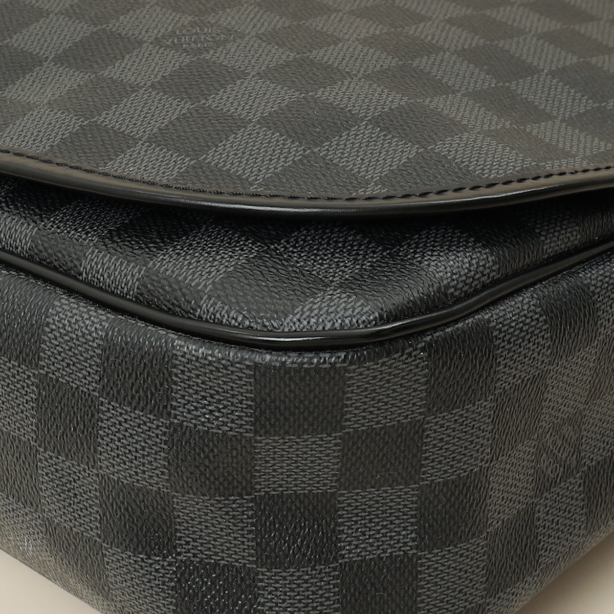 Louis Vuitton Damier Graphite Daniel MM Messenger Bag