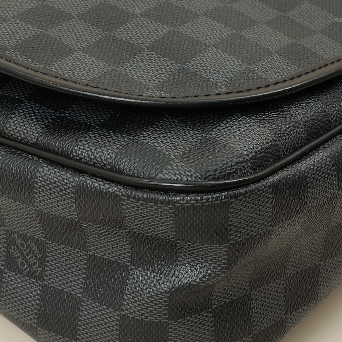 Louis Vuitton Damier Graphite Daniel MM Messenger Bag