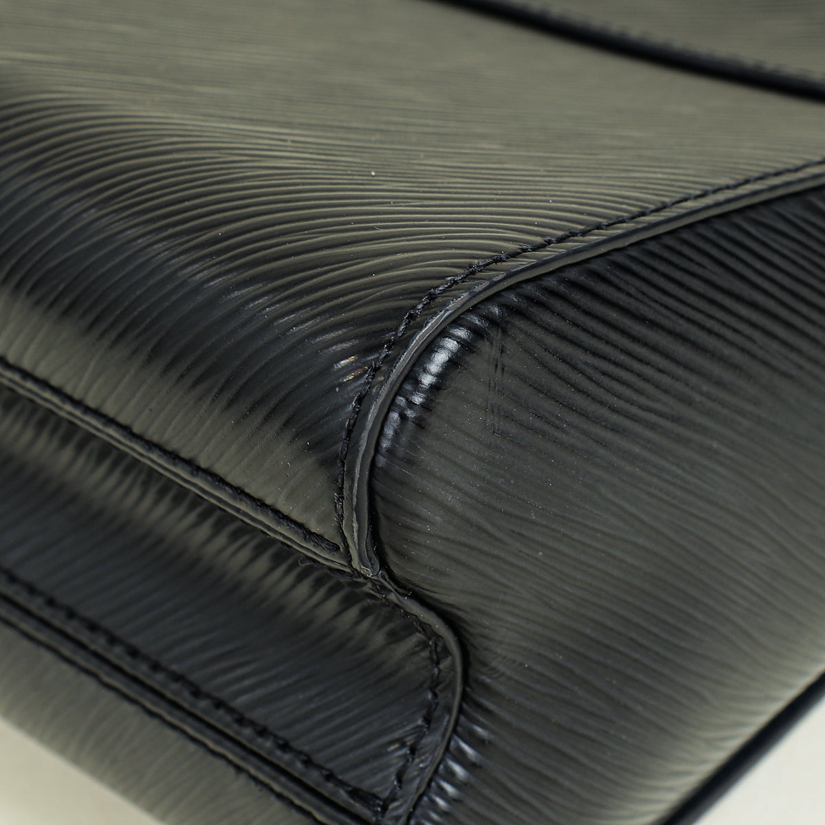 Louis Vuitton Noir Quilted LV Twist MM Bag