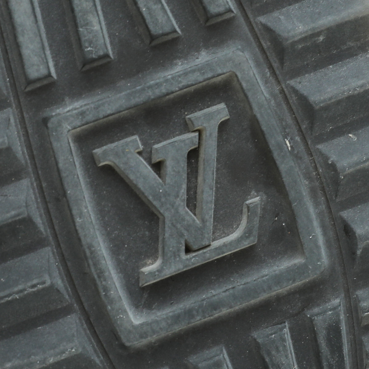 Louis Vuitton White Run Away Sneaker 37.5