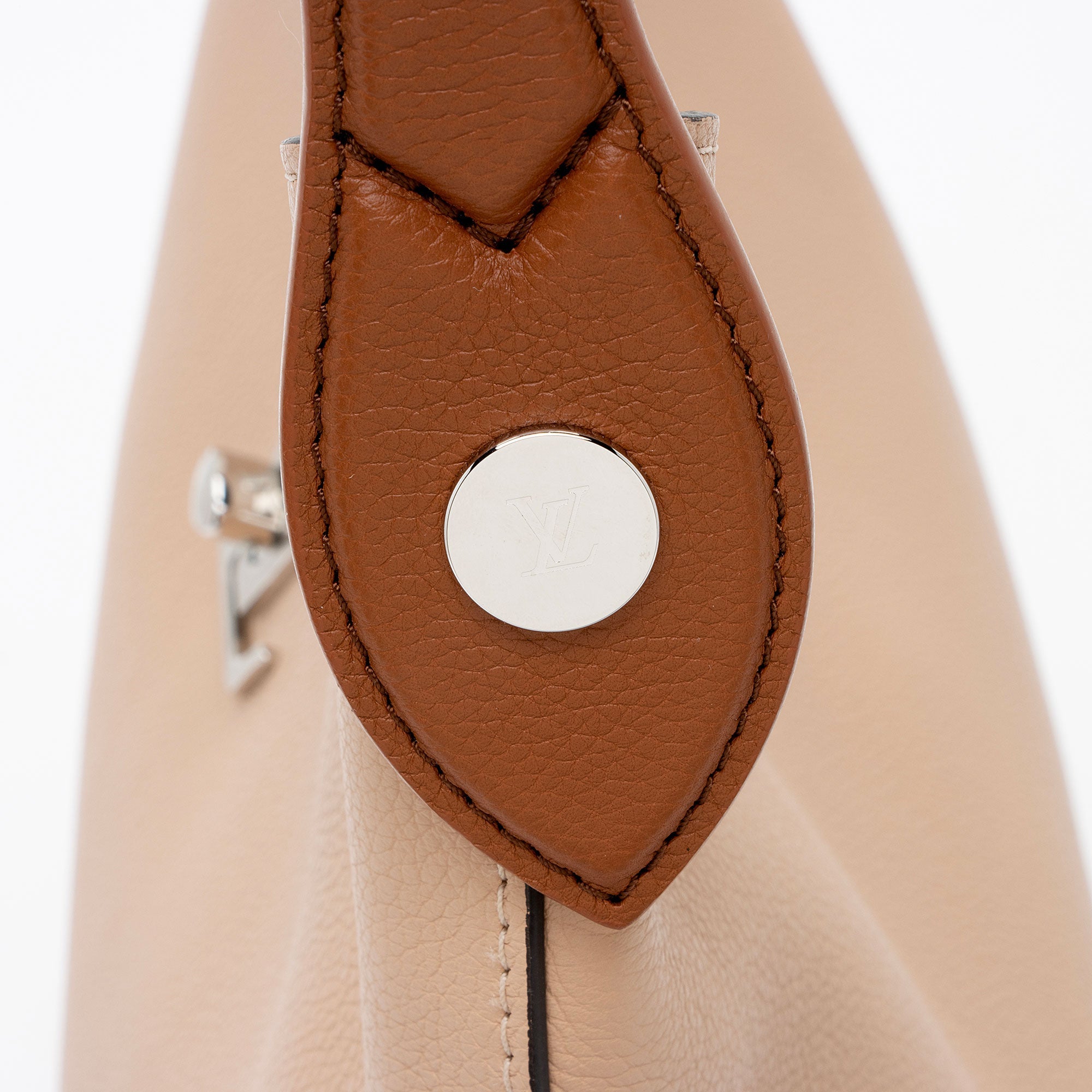 Louis Vuitton Calfskin Lockme Hobo (SHF-qylTpe)