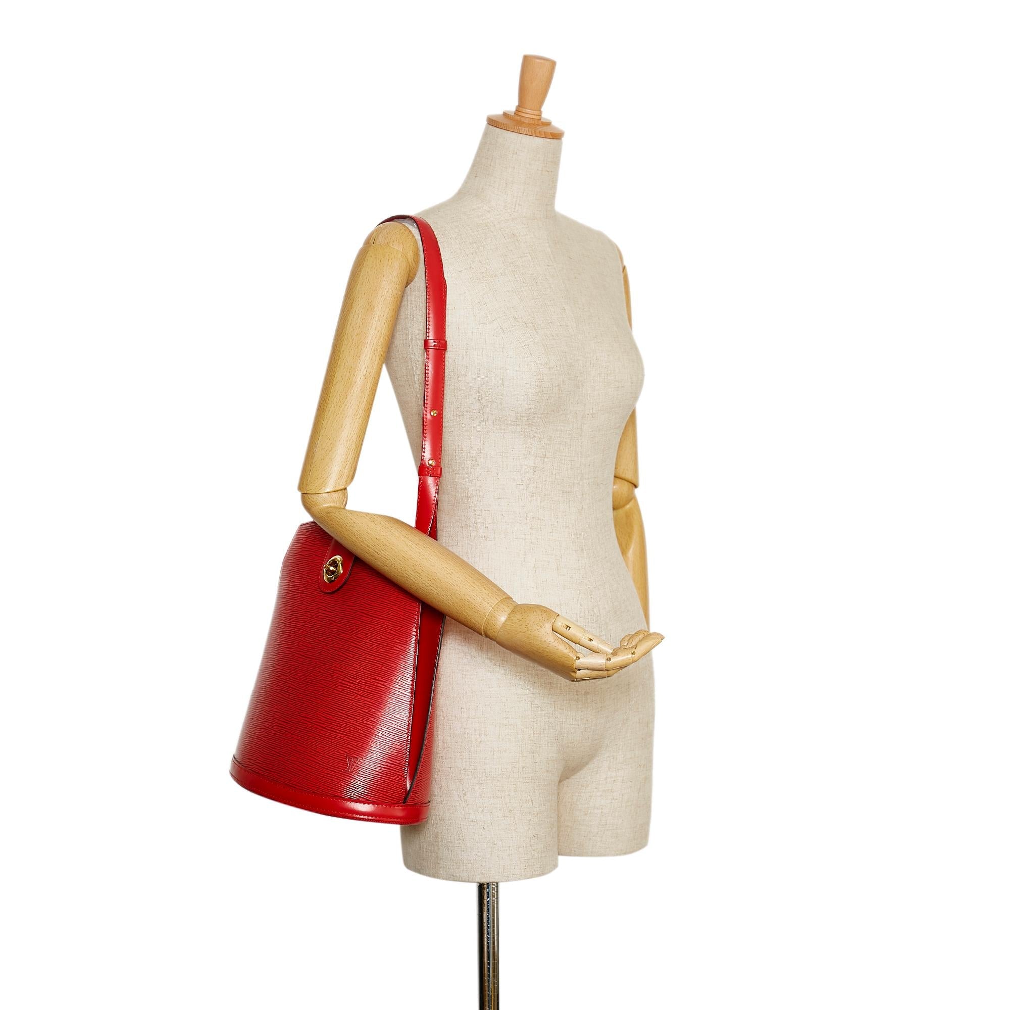 Louis Vuitton Epi Cluny (SHG-35158)
