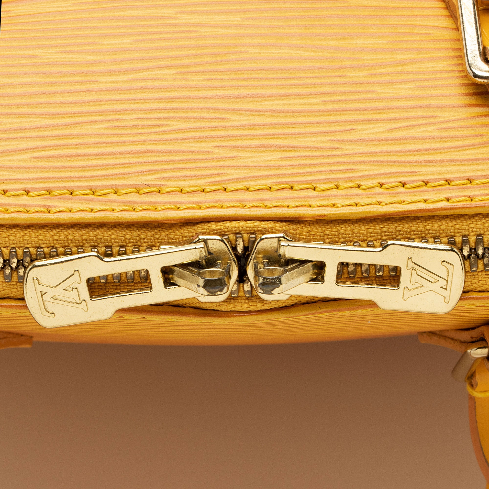 Louis Vuitton Vintage Epi Leather Alma PM Satchel (SHF-1smCHV)