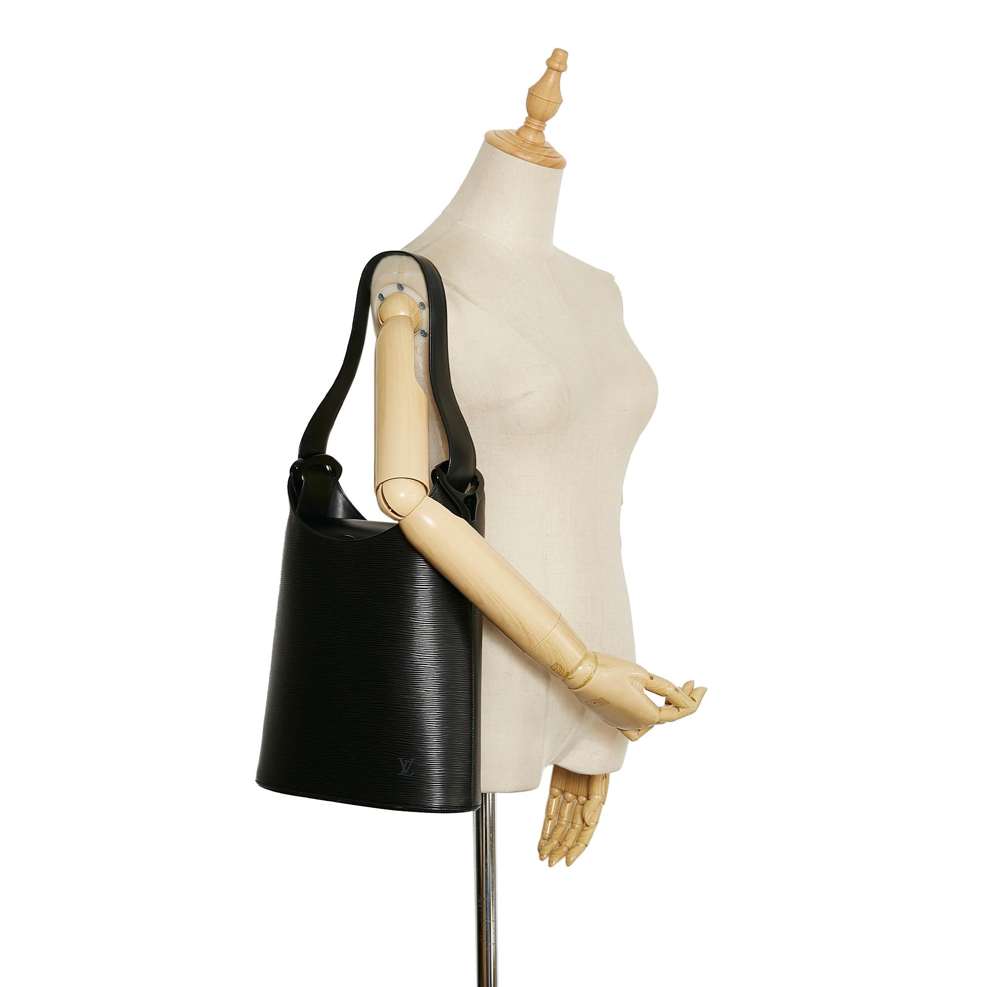 Louis Vuitton Epi Sac Verseau (SHG-37810)