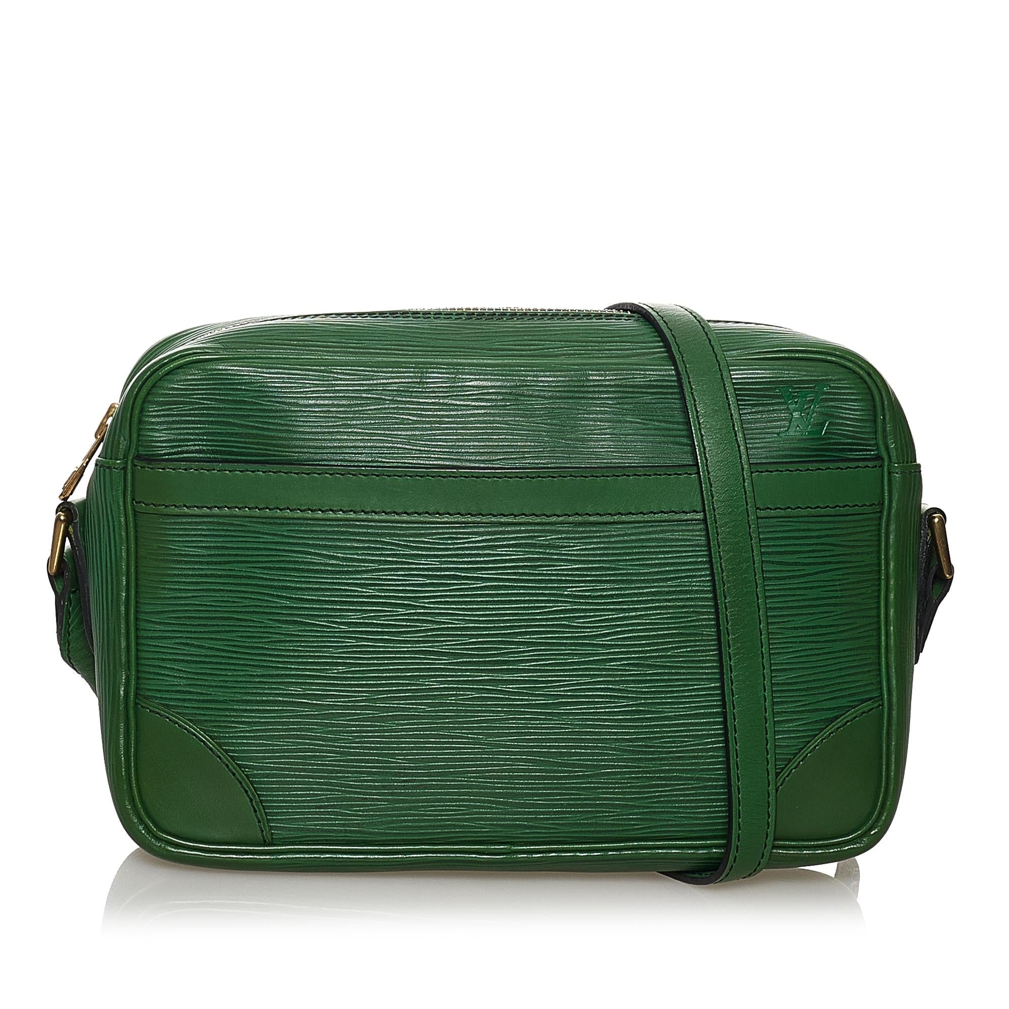 Louis Vuitton Epi Trocadero 24 (SHG-31399)