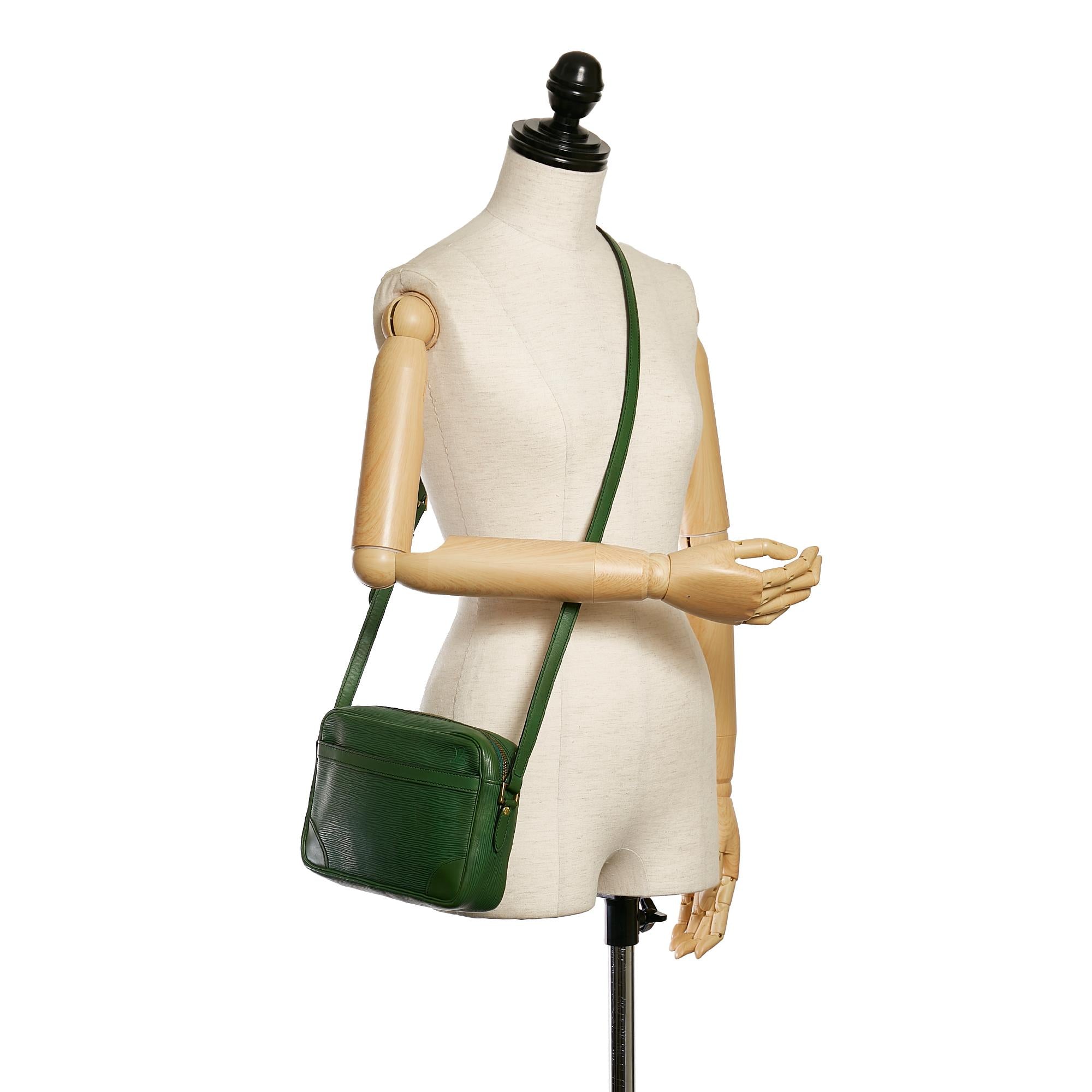 Louis Vuitton Epi Trocadero 24 (SHG-31399)