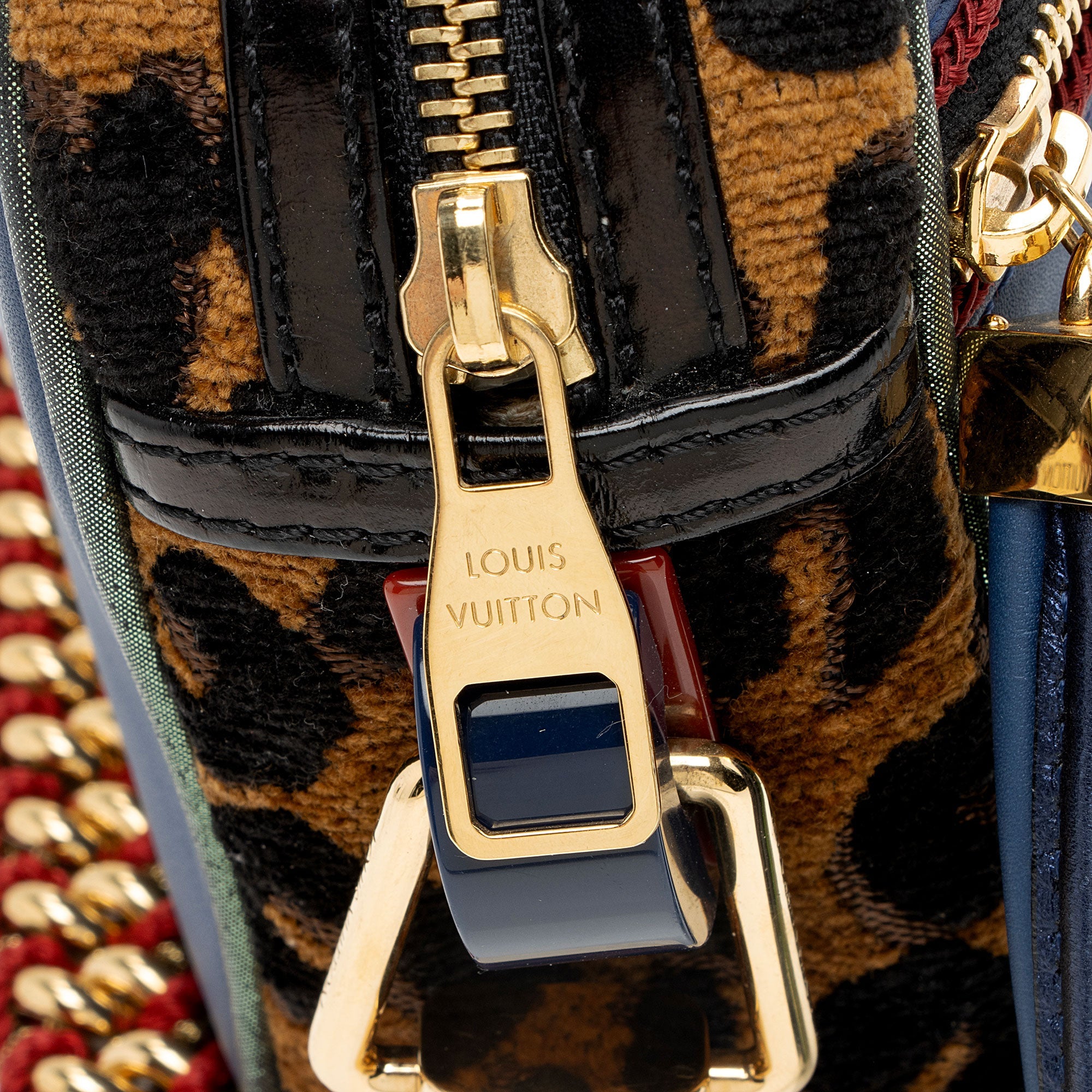 Louis Vuitton Limited Edition Calfskin Savane Flight Bag (SHF-M9uV5p)
