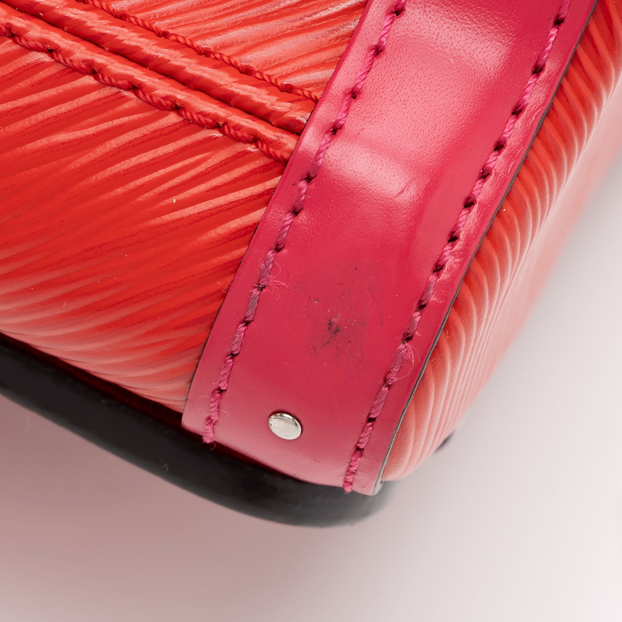 Louis Vuitton Limited Edition Epi Leather Trunk Twist MM Shoulder Bag (SHF-iqpJsA)