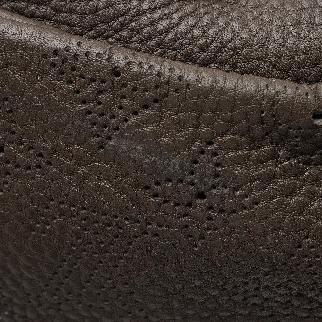 Louis Vuitton Mahina Leather XS Shoulder Bag (SHF-UHARnq)