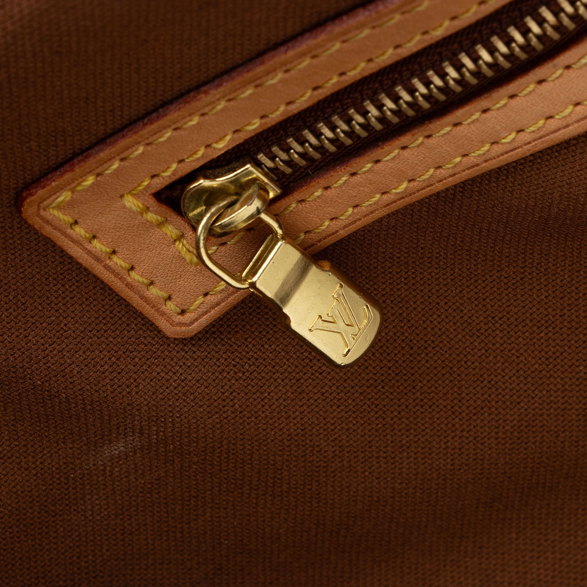 Louis Vuitton Monogram Canvas Abbesses Messenger Bag (SHF-O4XVsn)