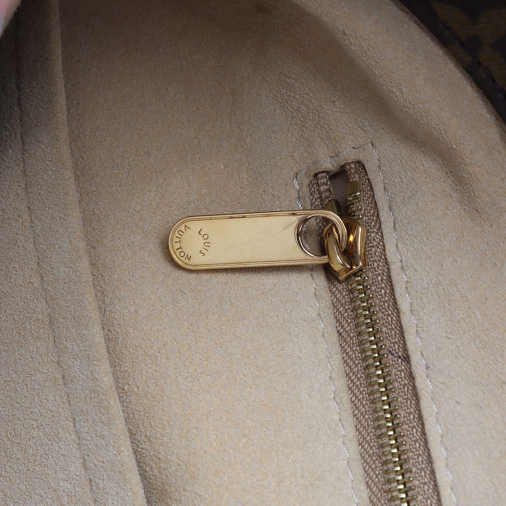 Louis Vuitton Monogram Canvas Artsy MM Shoulder Bag (SHF-ogoQR0)