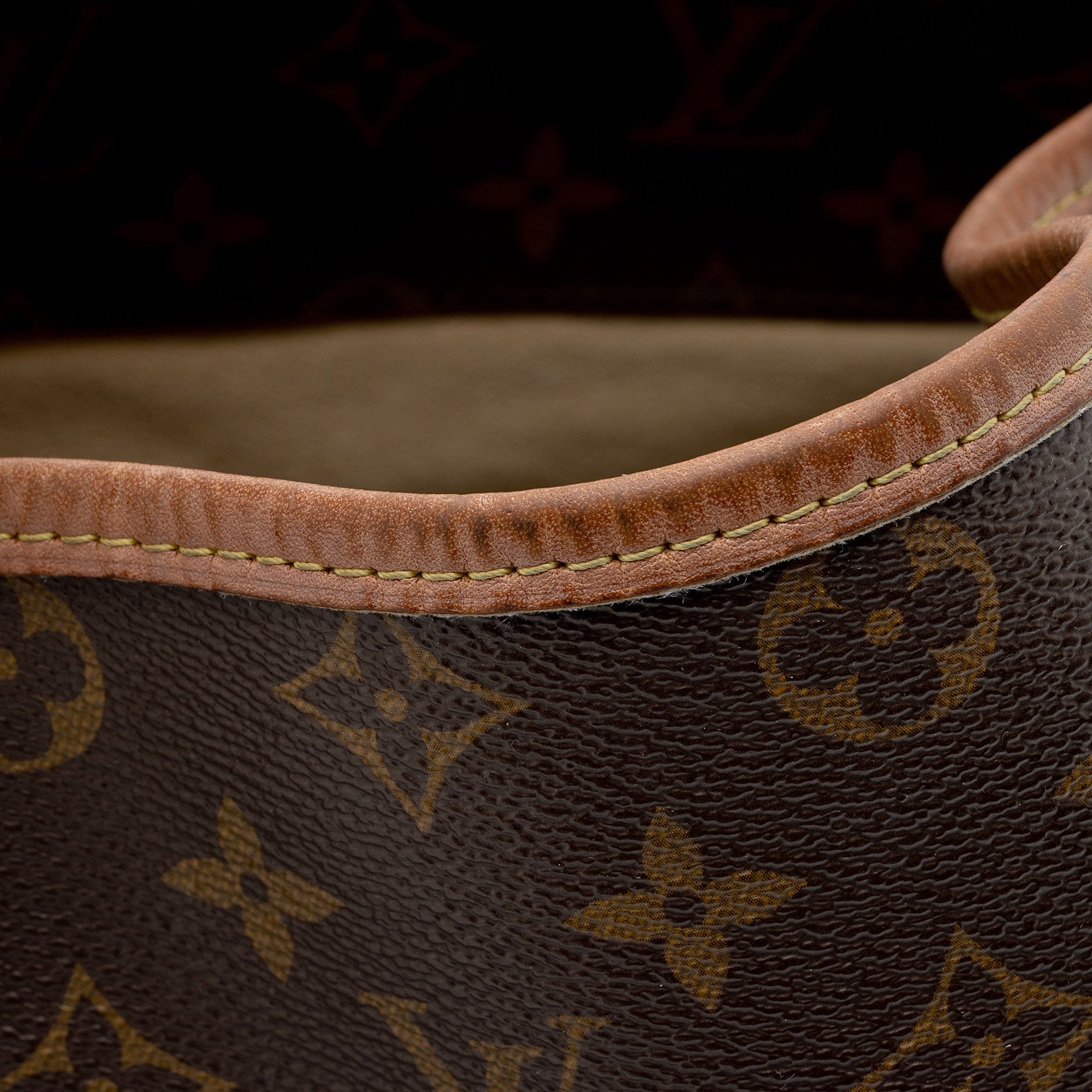 Louis Vuitton Monogram Canvas Artsy MM Shoulder Bag (SHF-kfX5wb)