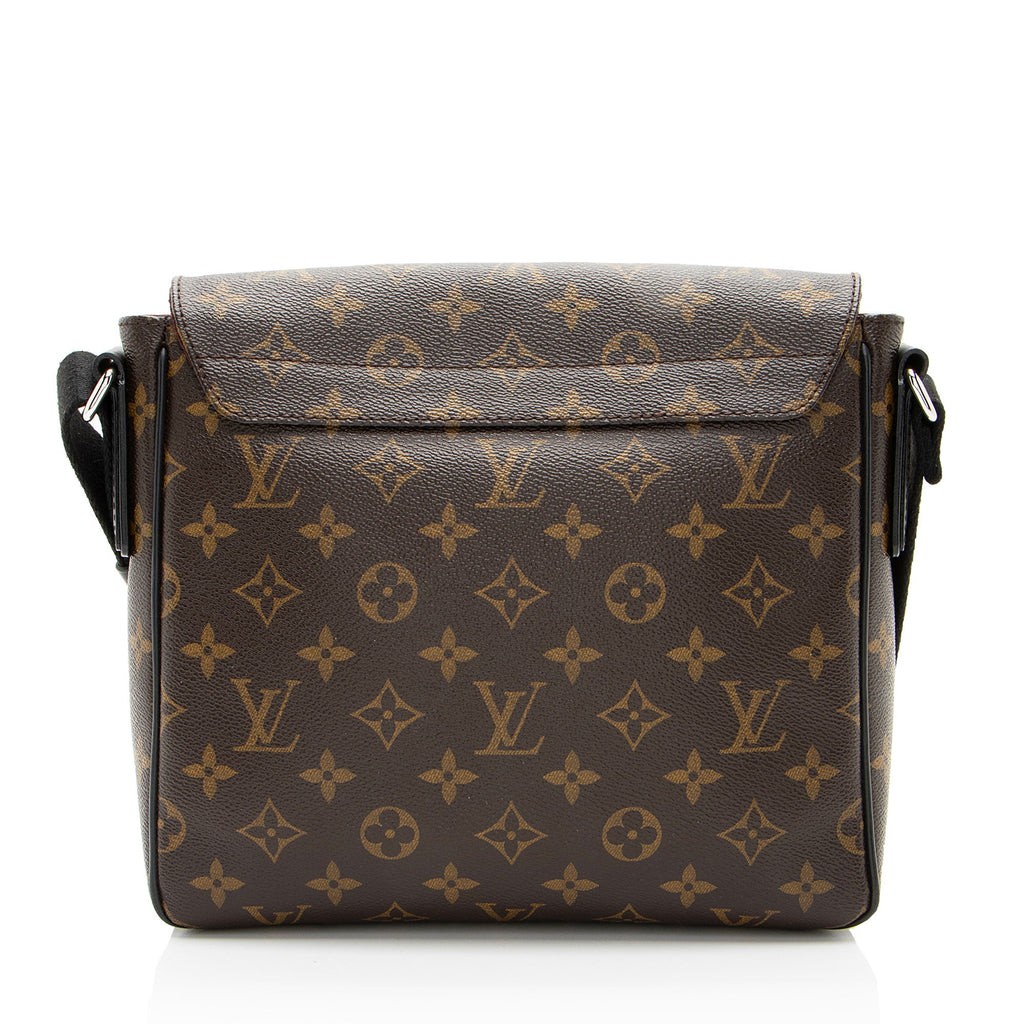 Louis Vuitton Monogram Canvas District PM Messenger