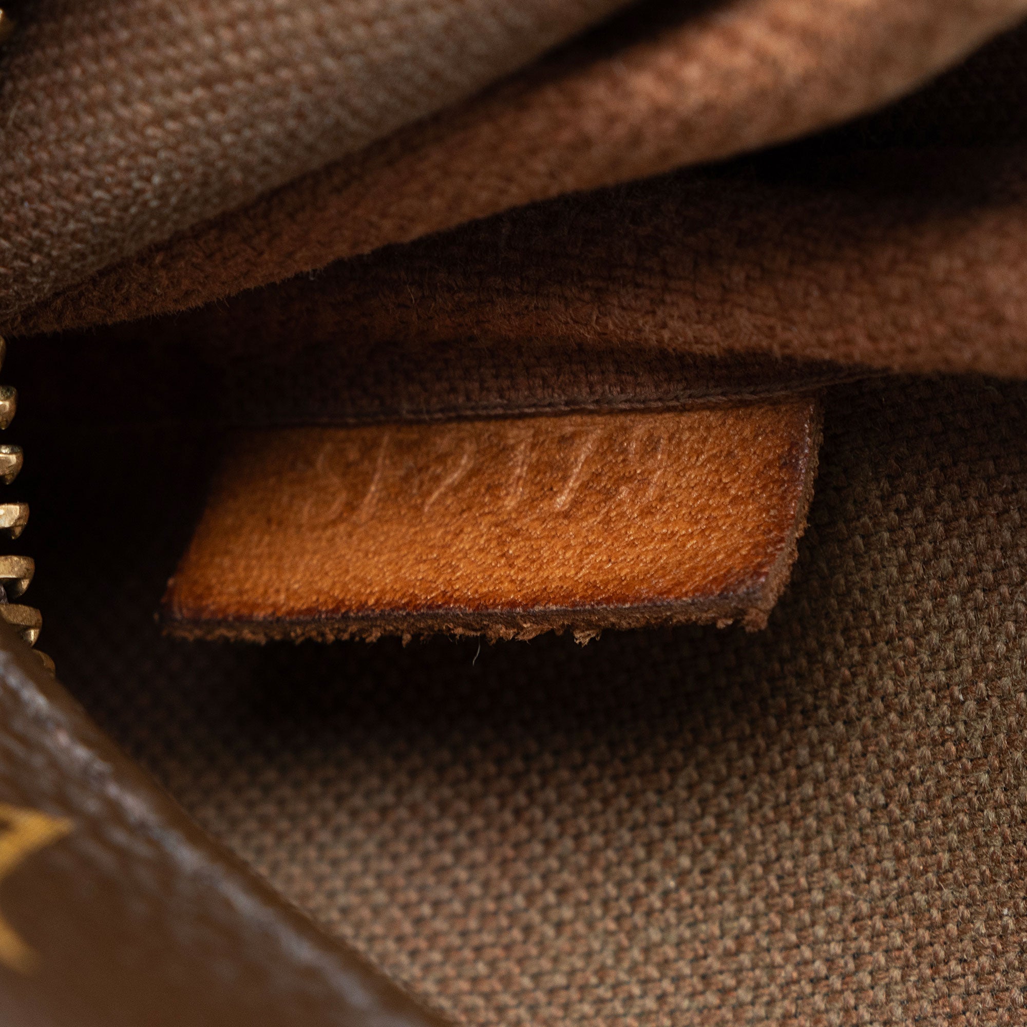 Louis Vuitton Monogram Canvas Mini Pochette Accessoires - FINAL SALE (SHF-IQRtfM)