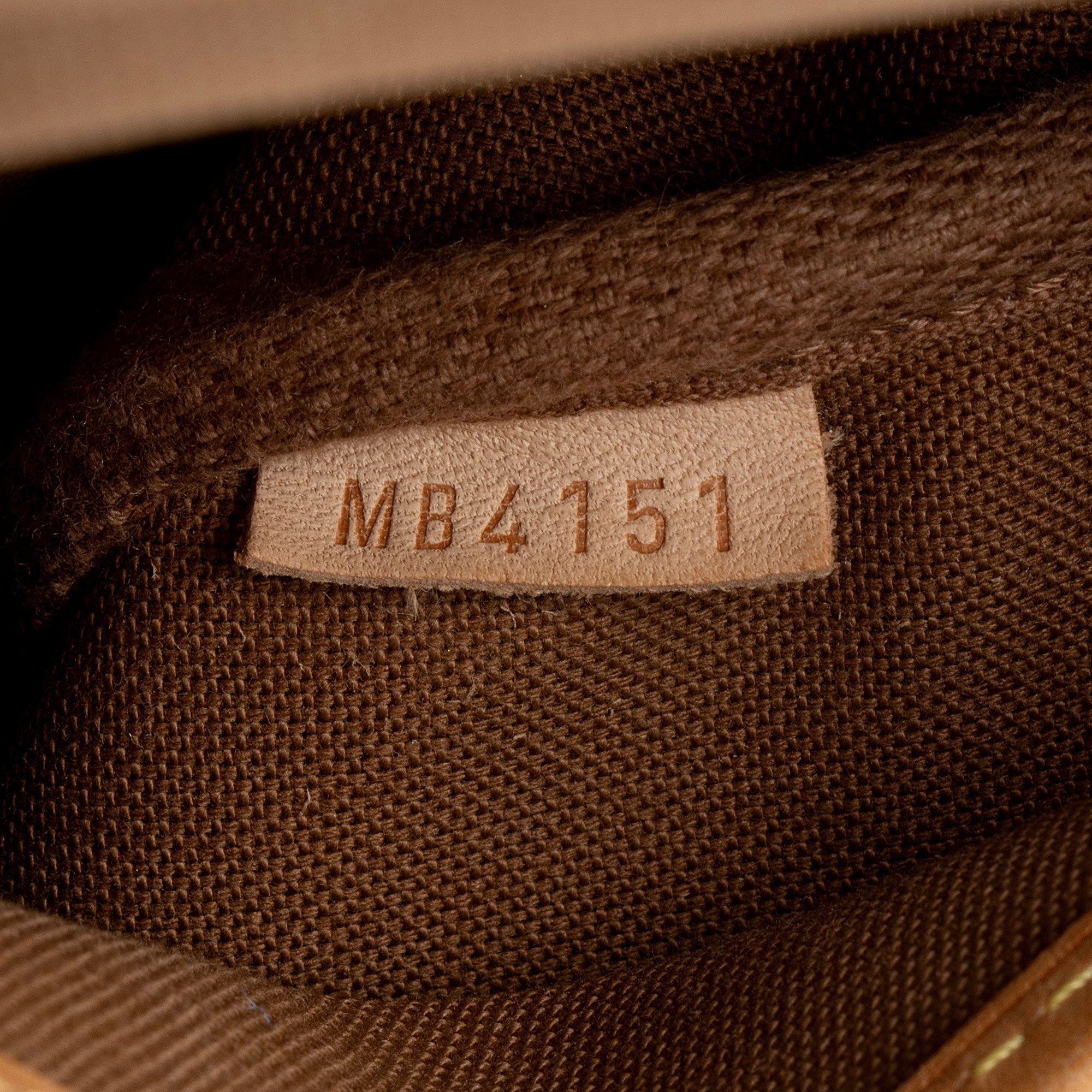 Louis Vuitton Monogram Canvas Saumur 30 Messenger Bag (SHF-Uyfdal)
