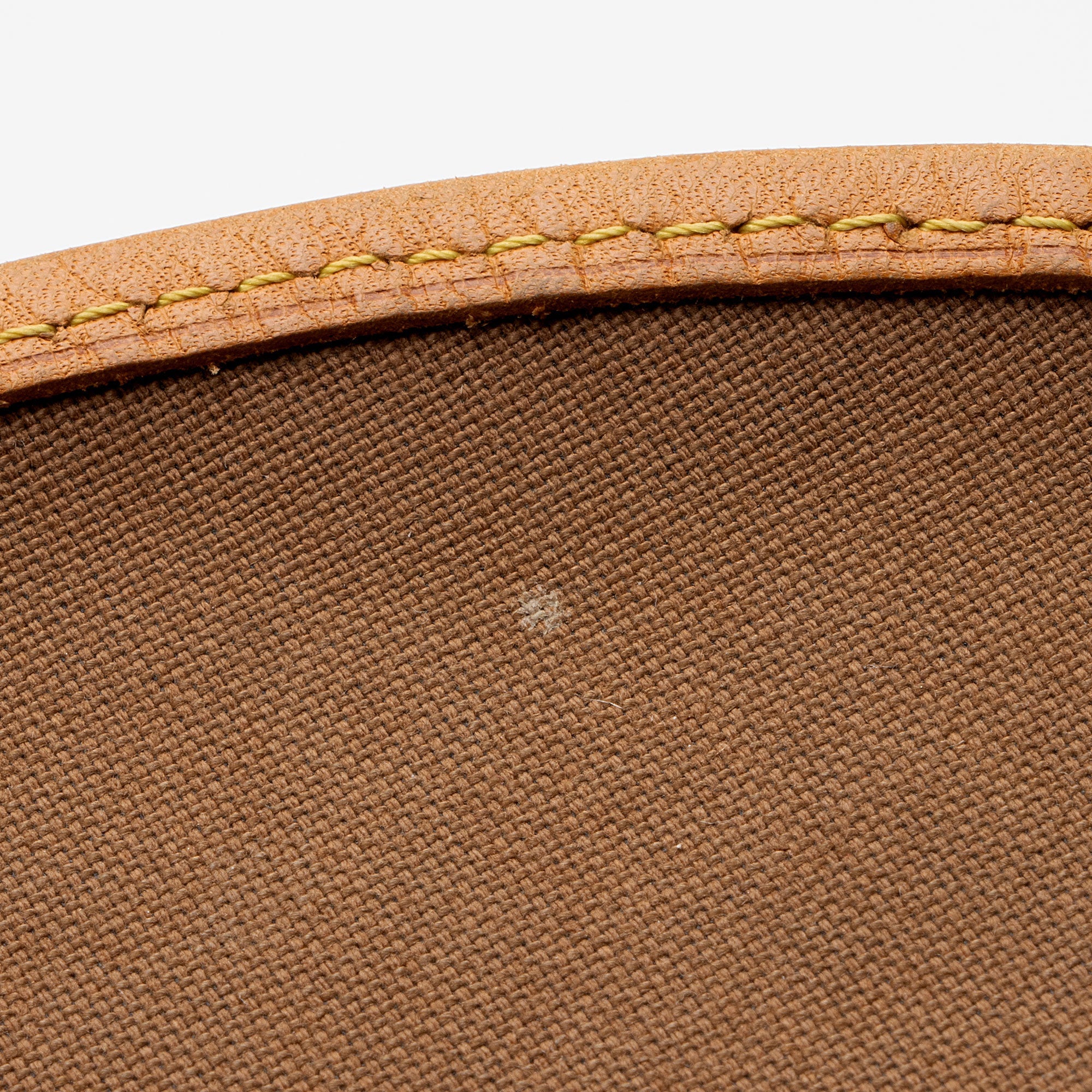 Louis Vuitton Monogram Canvas Saumur 30 Messenger Bag (SHF-Uyfdal)