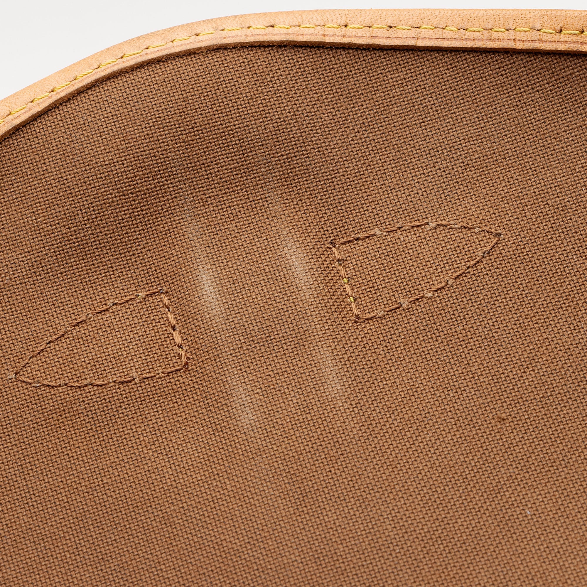 Louis Vuitton Monogram Canvas Saumur 30 Messenger Bag (SHF-Uyfdal)