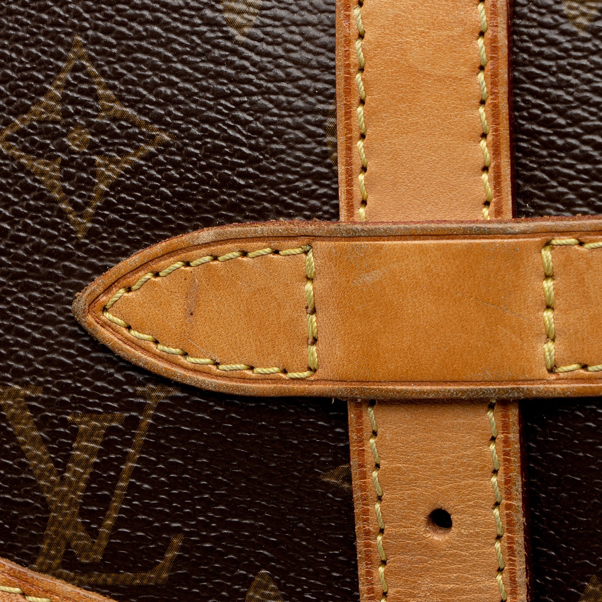 Louis Vuitton Monogram Canvas Saumur 30 Messenger Bag (SHF-Uyfdal)