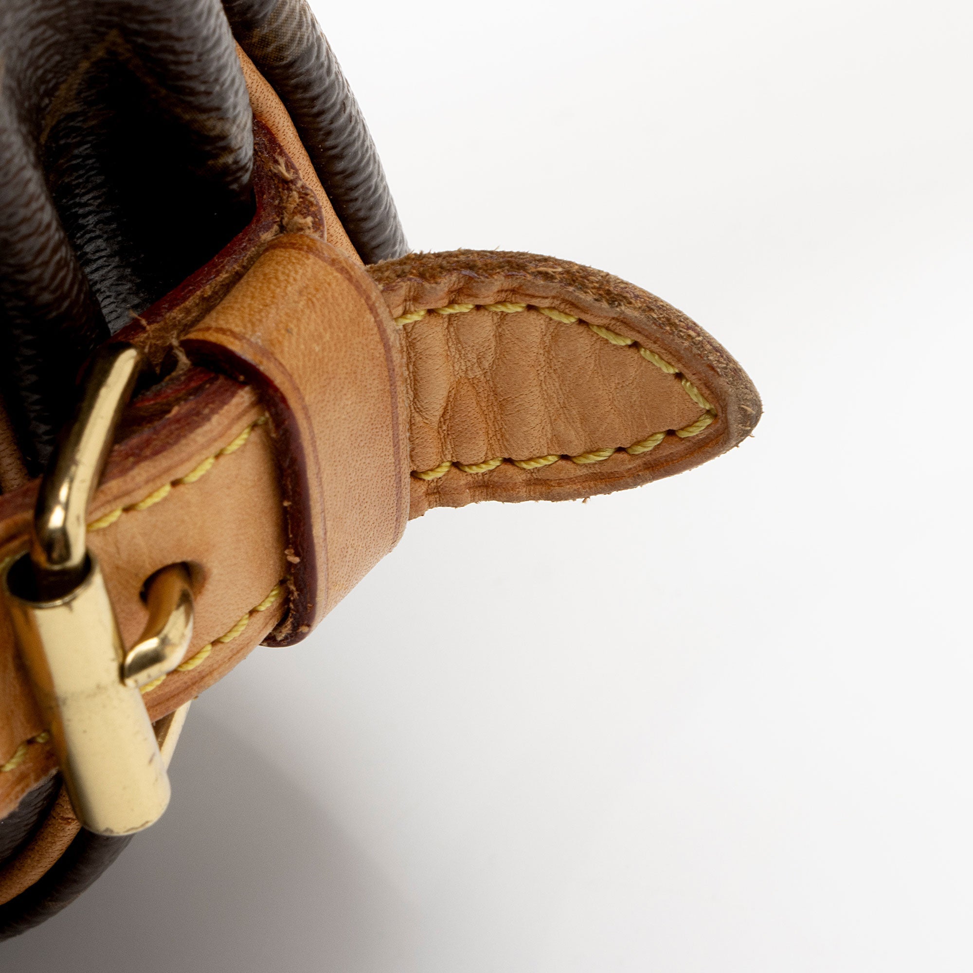 Louis Vuitton Monogram Canvas Saumur 30 Messenger Bag (SHF-Uyfdal)
